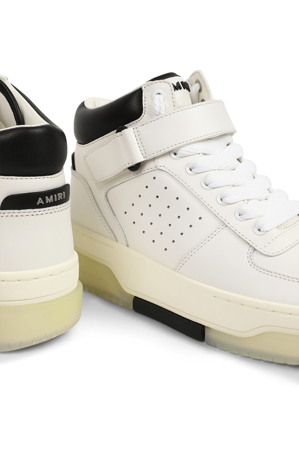 תמונת תקריב של סניקרס סטדיום מעור ברכיסה גבוהה