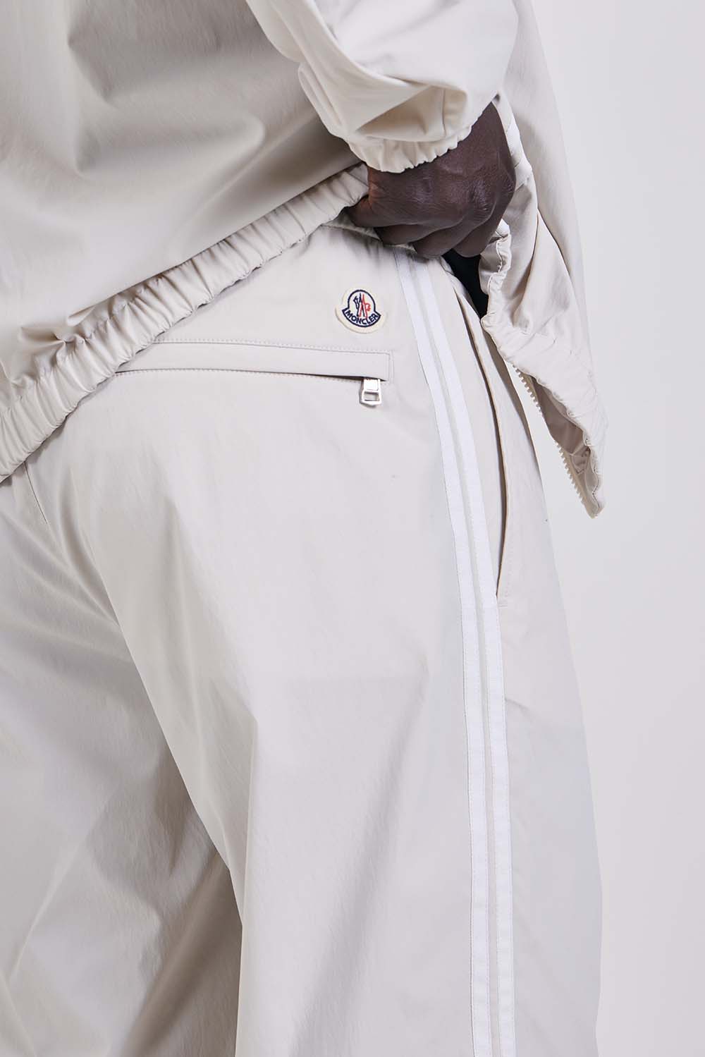 תמונת תקריב דוגמן של מכנסיים ארוכים