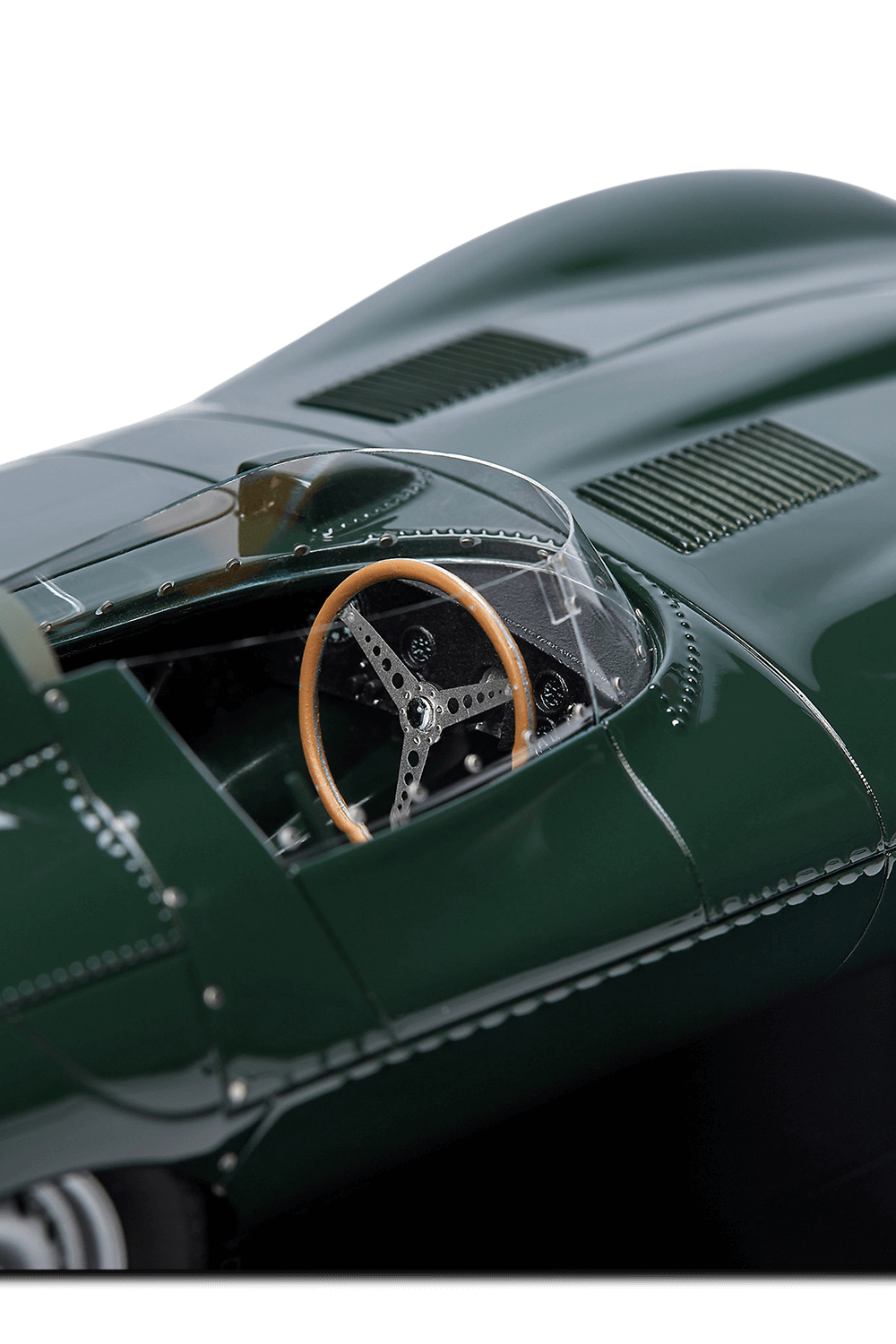 תמונת תקריב של פסל מכונית מדגם יגואר אקס קיי די