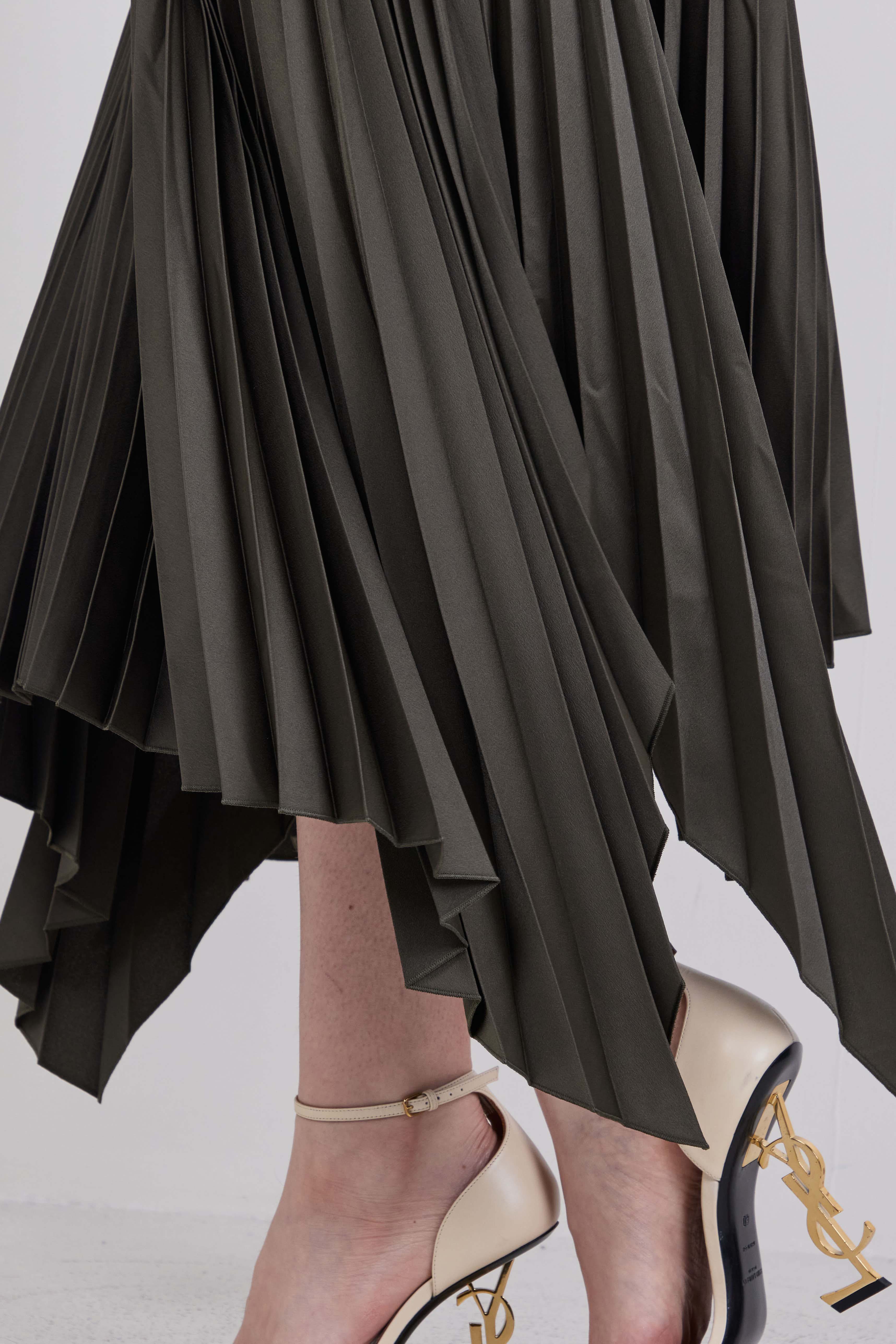 תמונת תקריב דוגמן של חצאית מידי פליסה