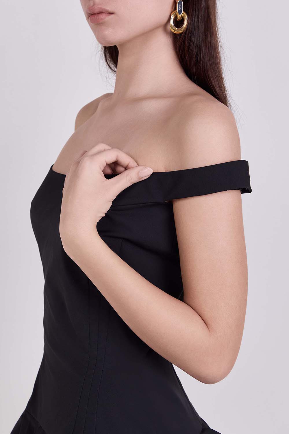 תמונת תקריב דוגמן של שמלת מיני אוף שולדר