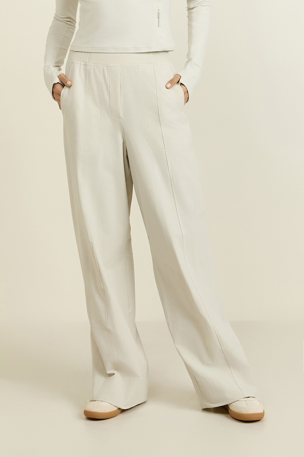 תמונת דוגמן קידמית של Stretch Woven Wide-Leg High-Rise Pant
