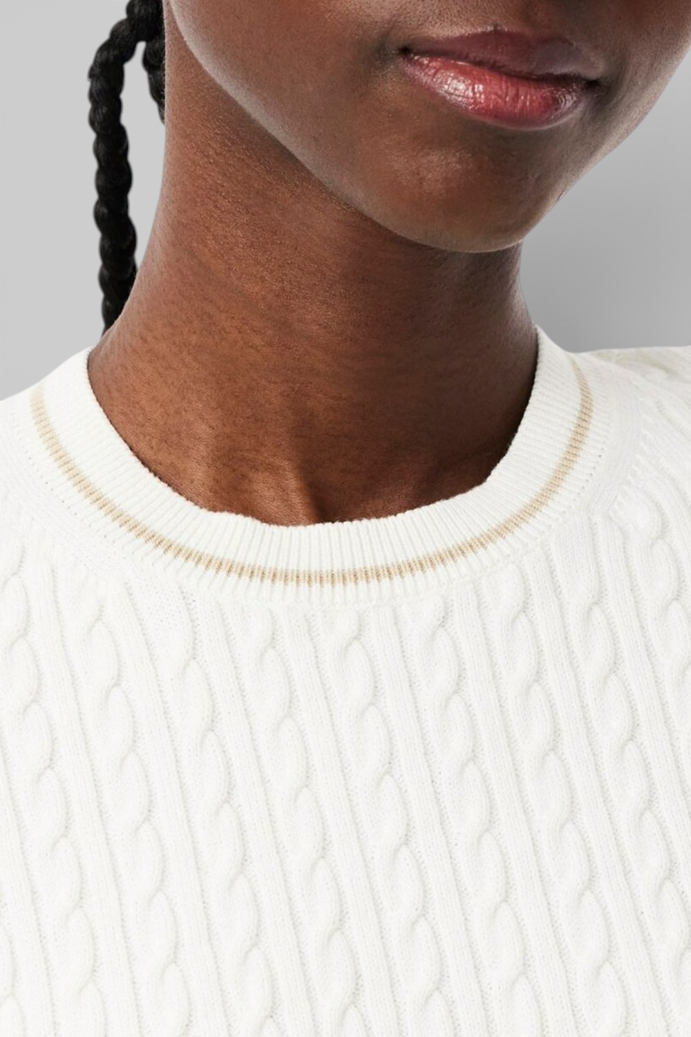 תמונת תקריב דוגמן של חולצת טי סריג