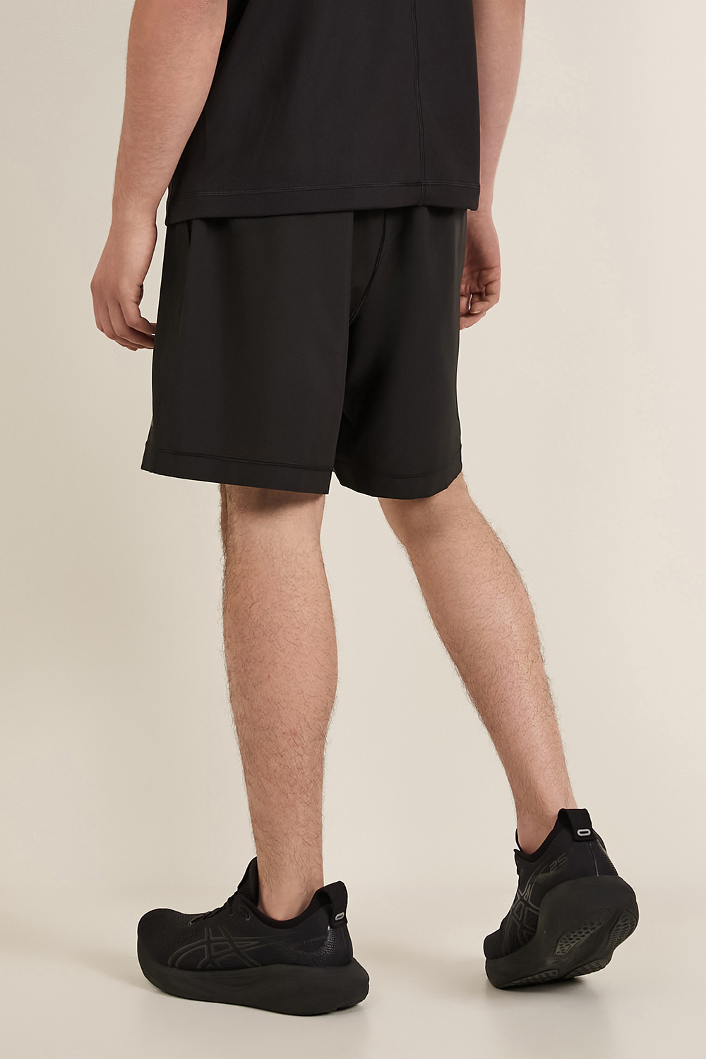 תמונת דוגמן אחורית של מכנסיים קצרים לאימון