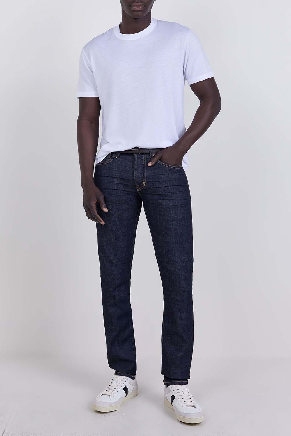 תמונת דוגמן קידמית של חגורת עור