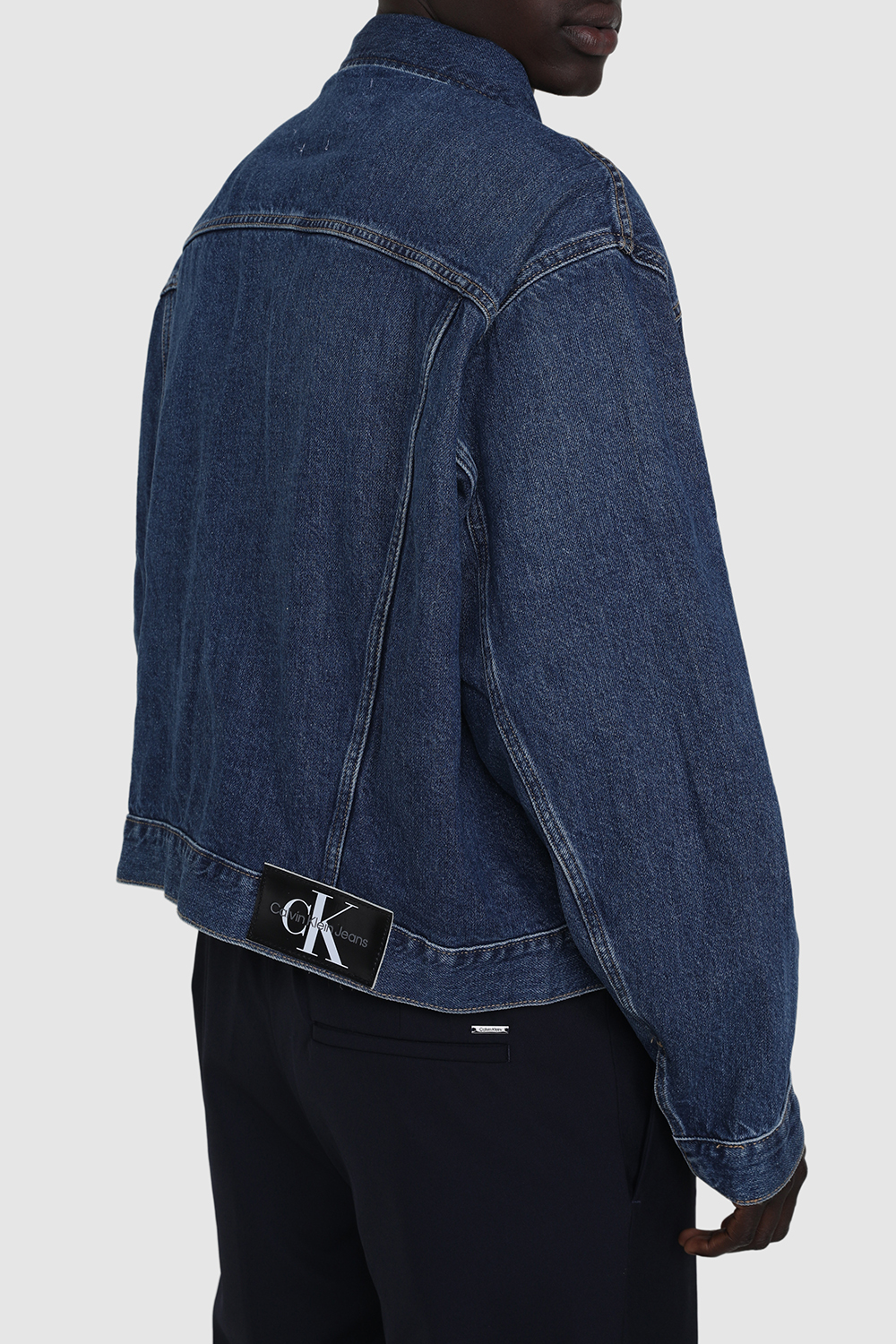 תמונת דוגמן אחורית של ז'קט ג'ינס