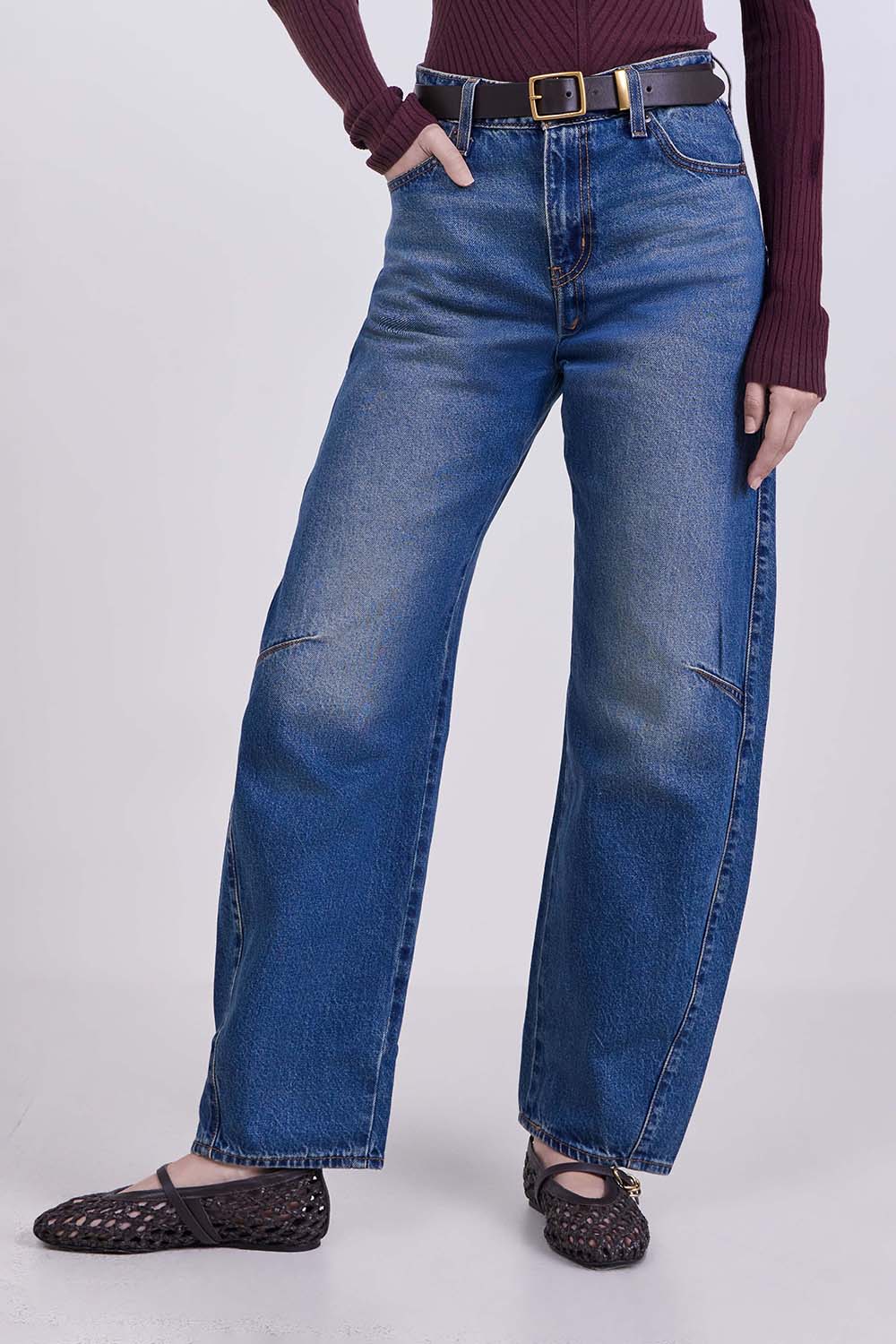 תמונת דוגמן קידמית של מכנסי ג'ינס בגזרת בלון