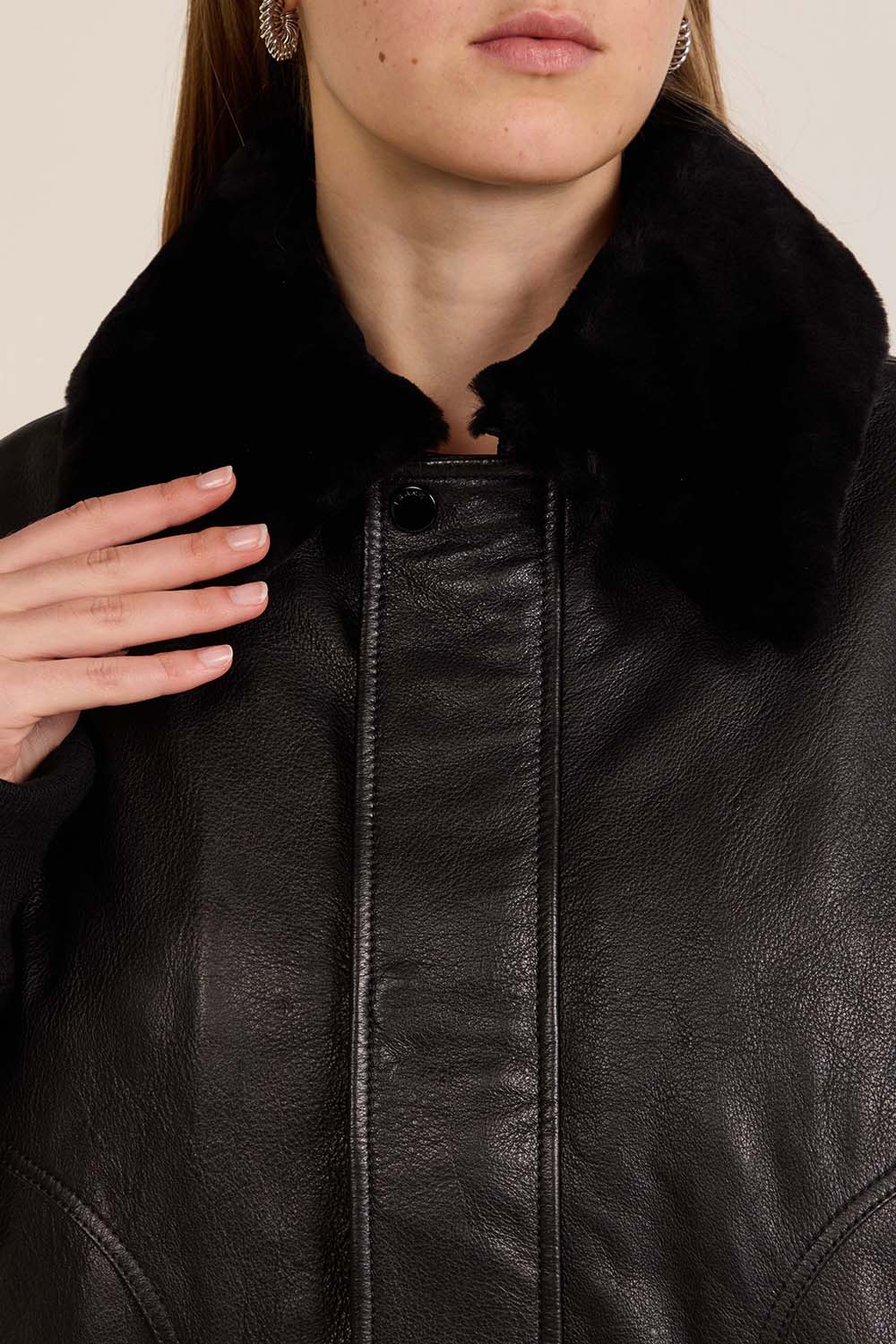 תמונת תקריב דוגמן של ז'קט בומבר עור