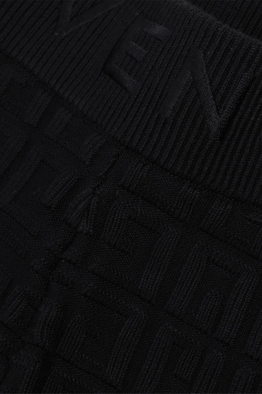 תמונת תקריב של גילאי 4-5 מכנסי טייץ לוגומאניים