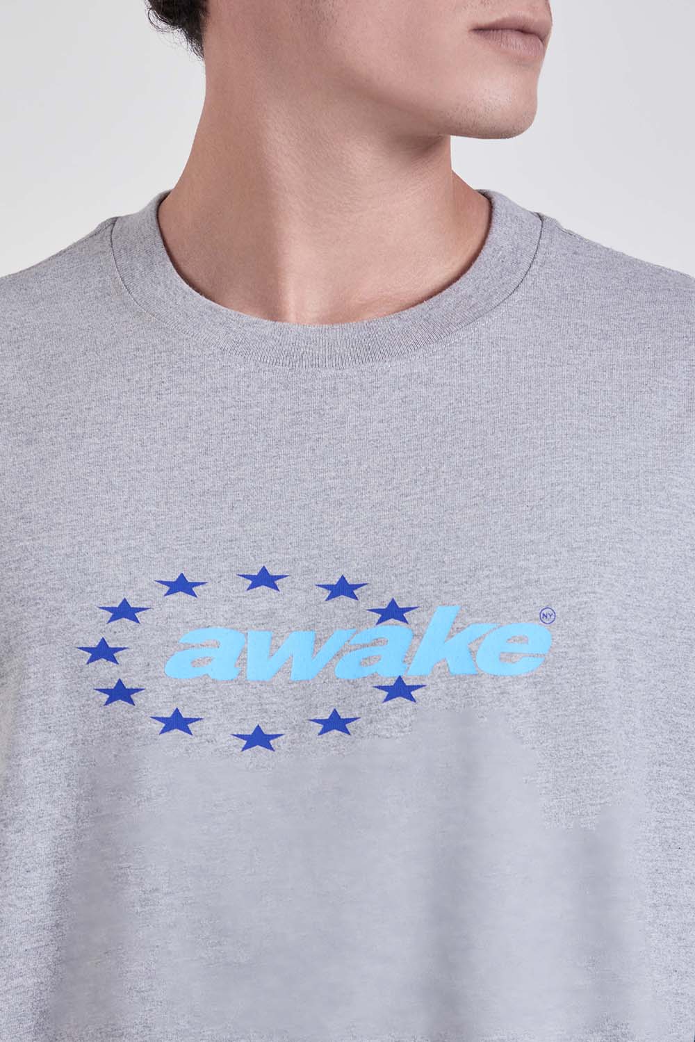 תמונת תקריב דוגמן של חולצת טי בגזרה ישרה