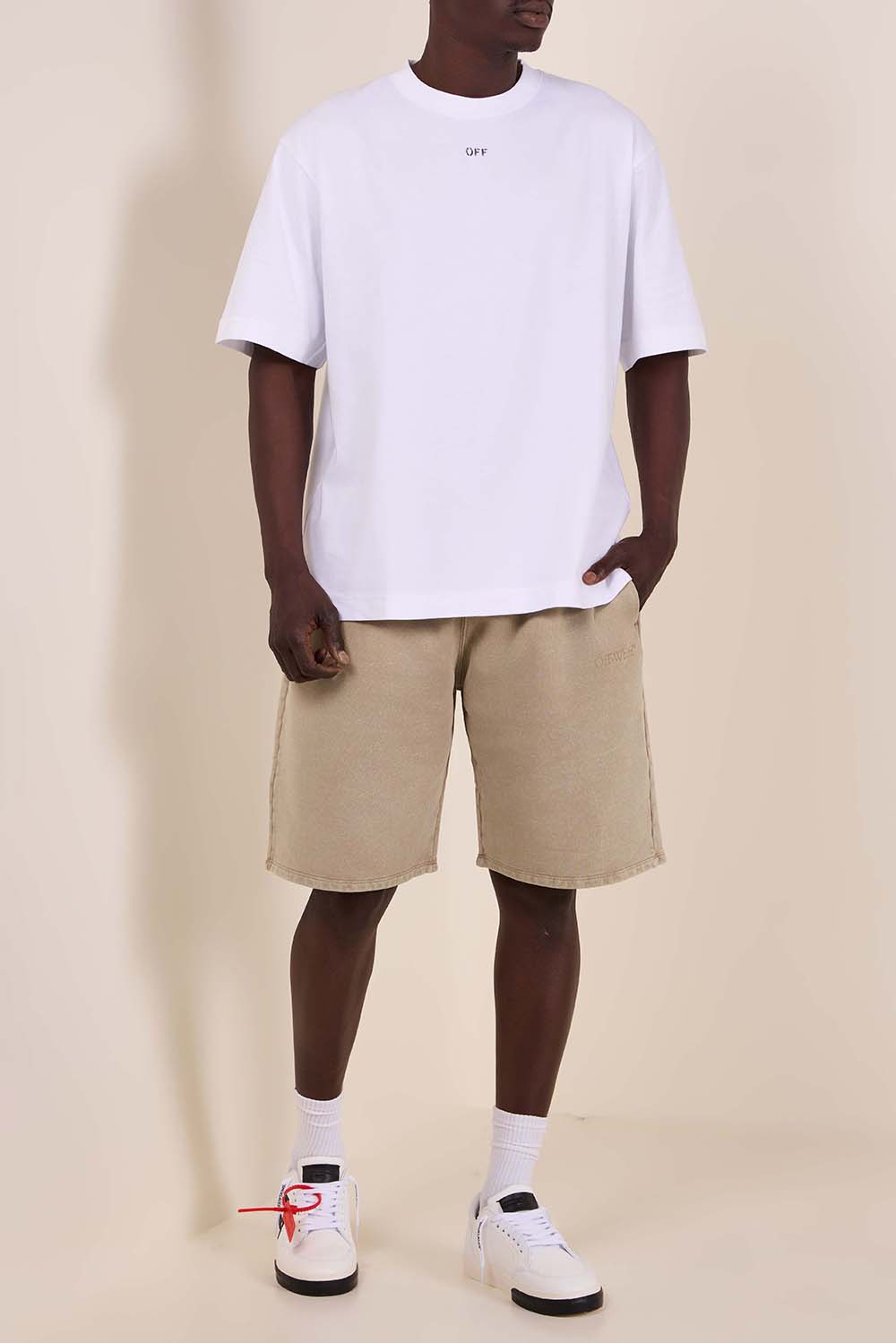 תמונת דוגמן קידמית של נעלי סניקרס