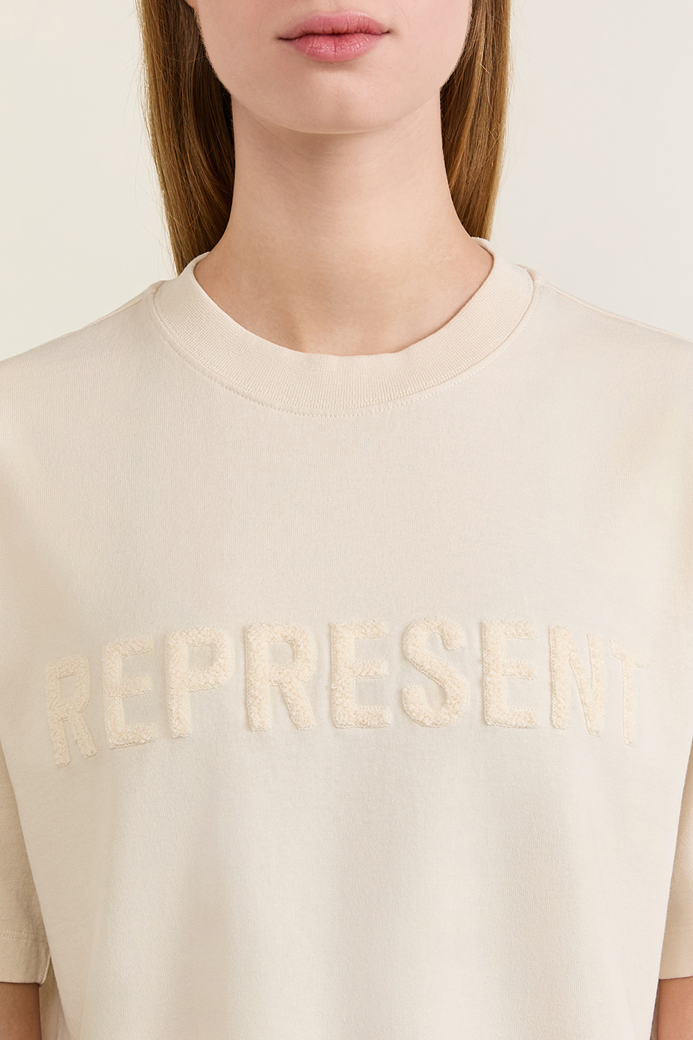 תמונת תקריב דוגמן של חולצת טי בויפרנד