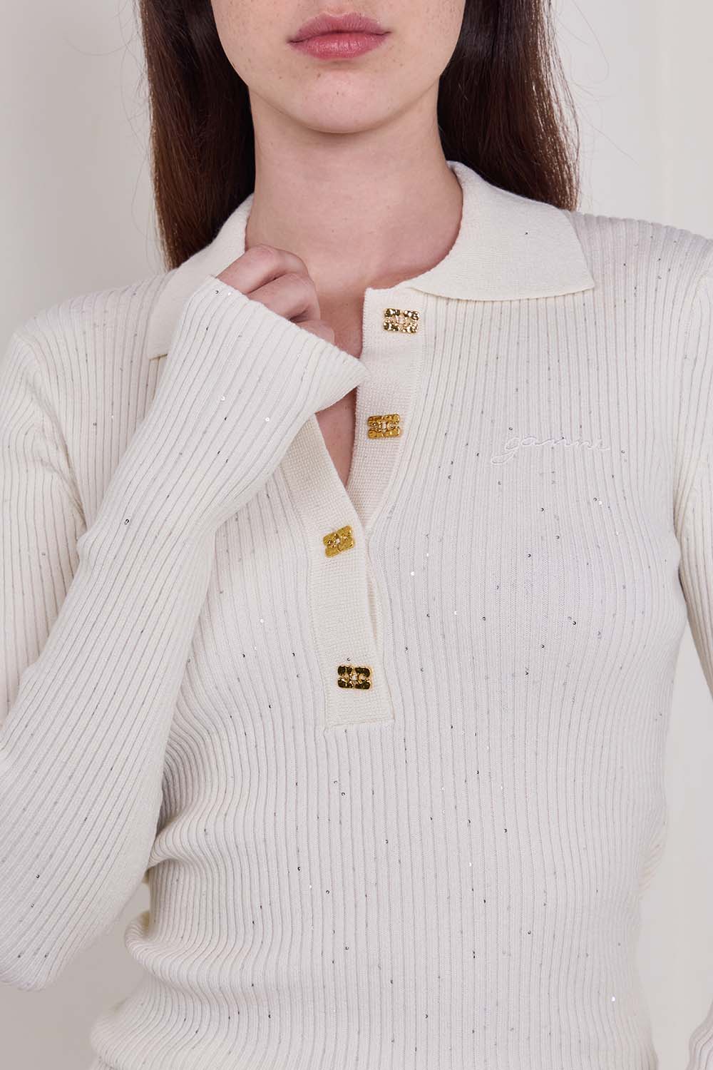 תמונת תקריב דוגמן של חולצת פולו