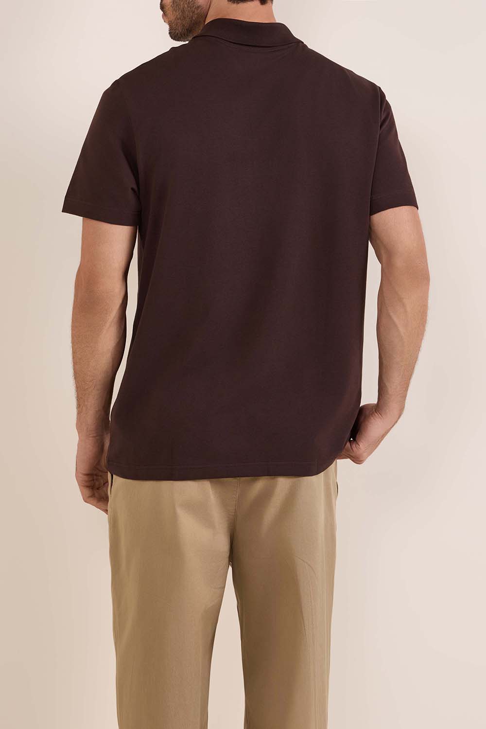 תמונת דוגמן אחורית של חולצת פולו