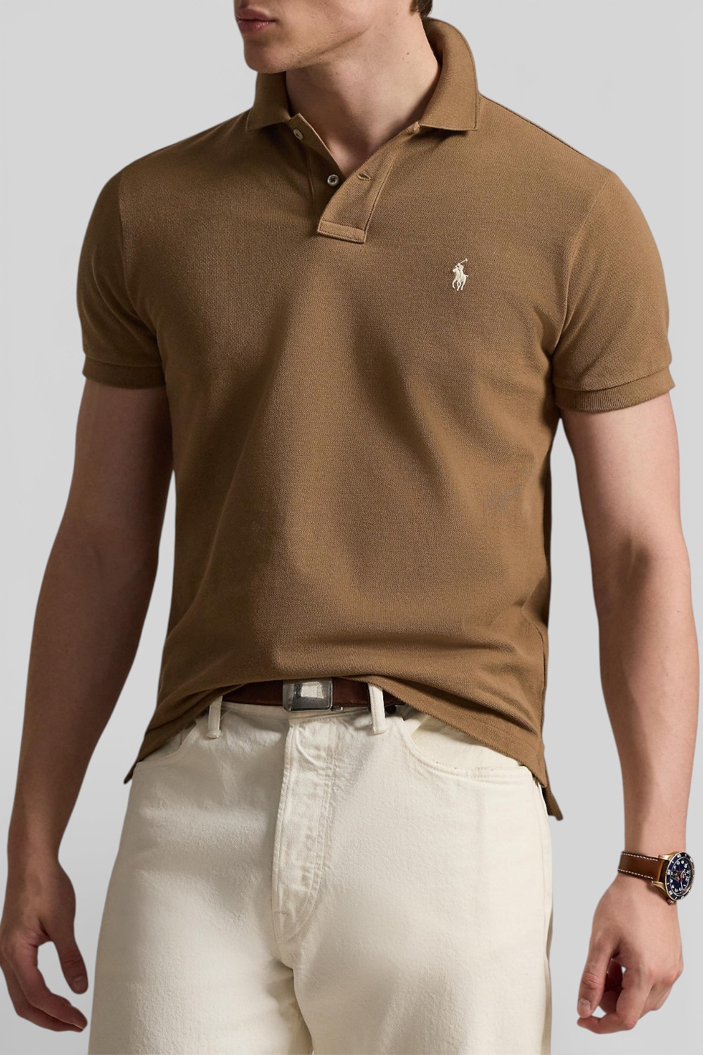 תמונת דוגמן קידמית של חולצת פולו