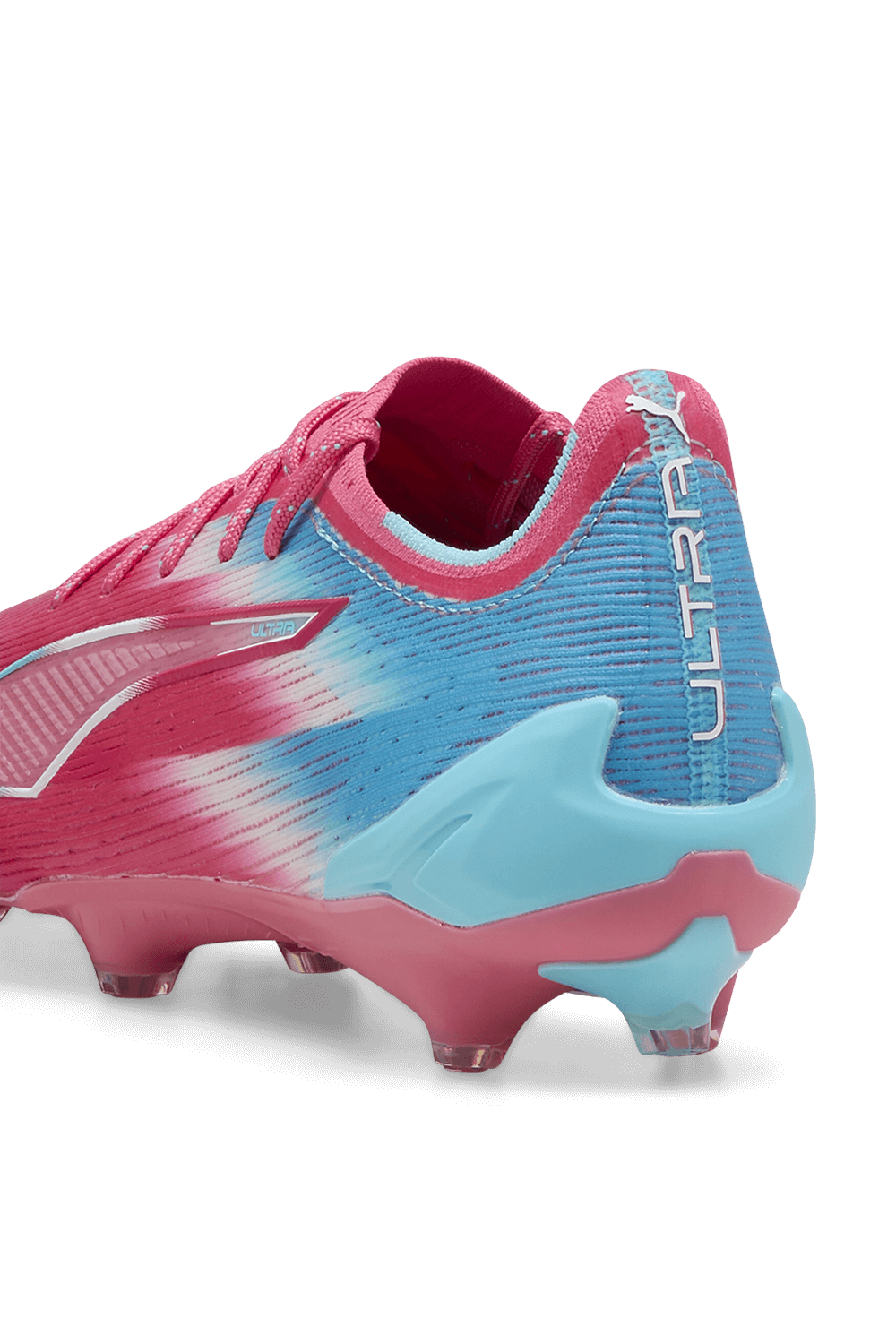 תמונת תקריב של נעלי כדורגל אולטרה 6