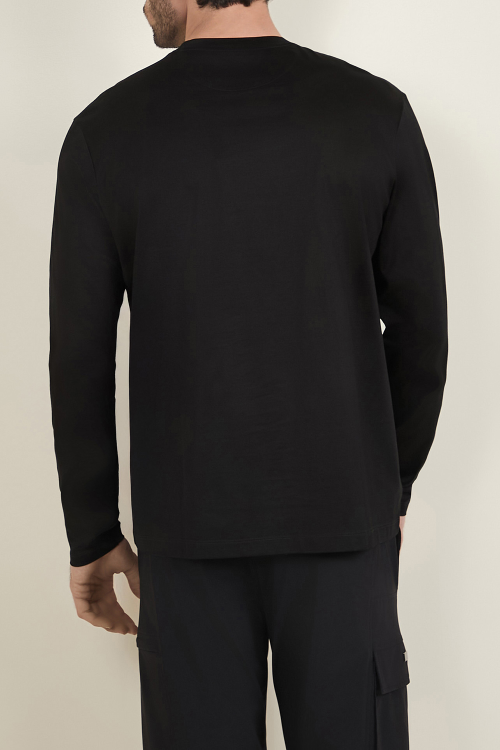 תמונת דוגמן אחורית של חולצת טי