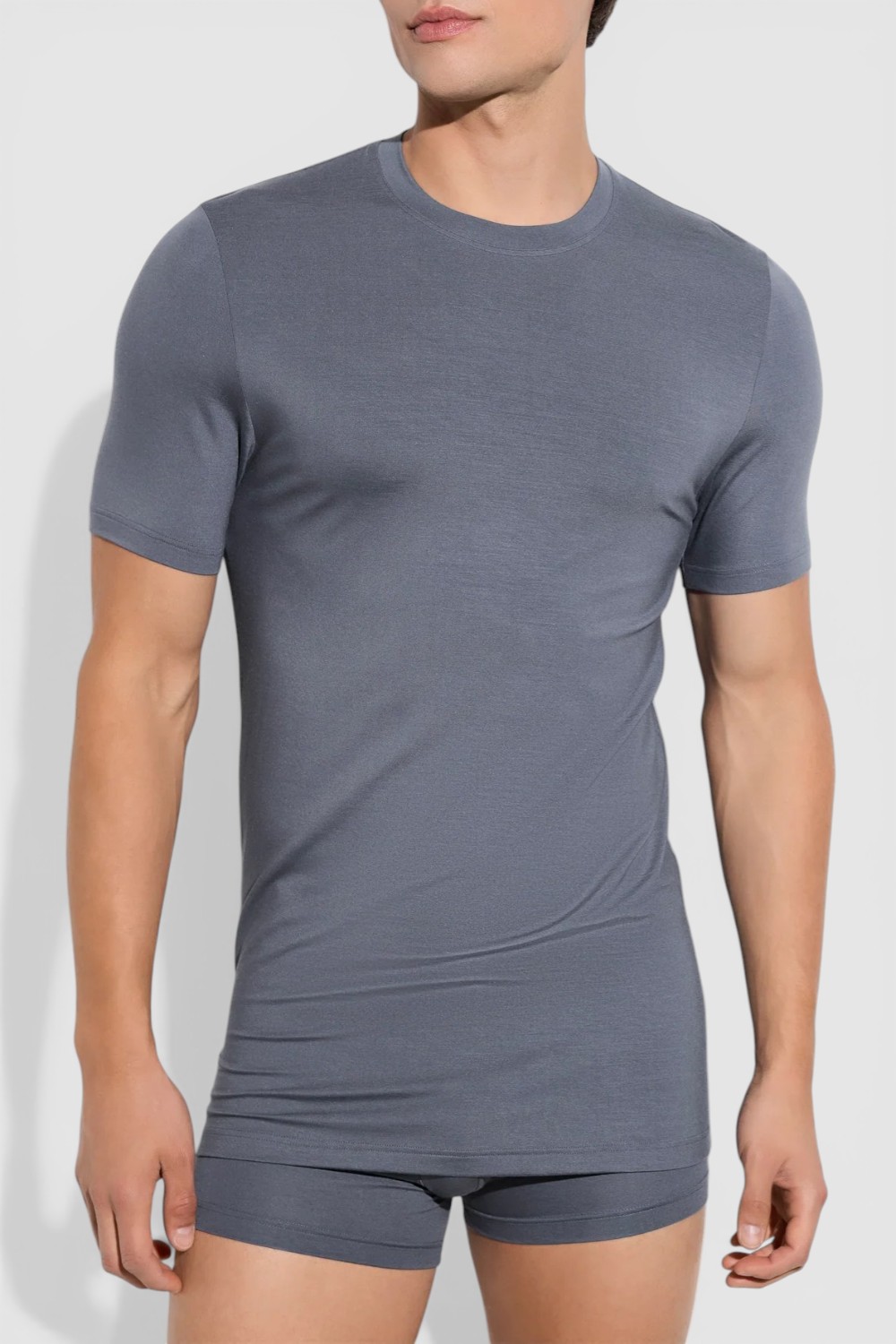 תמונת דוגמן קידמית של חולצת טי בגזרת סלים