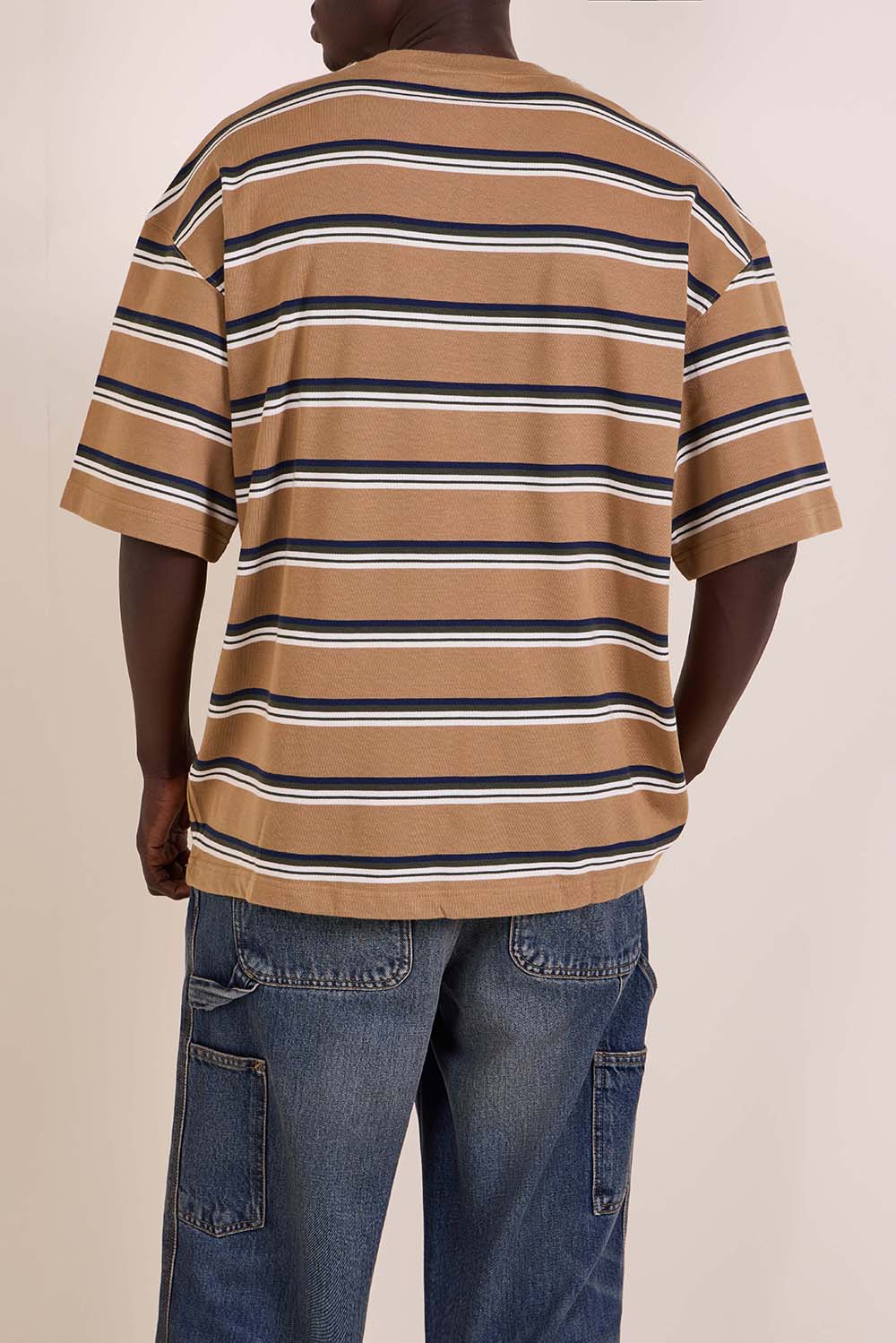 תמונת דוגמן אחורית של חולצת טי בדוגמת פסים