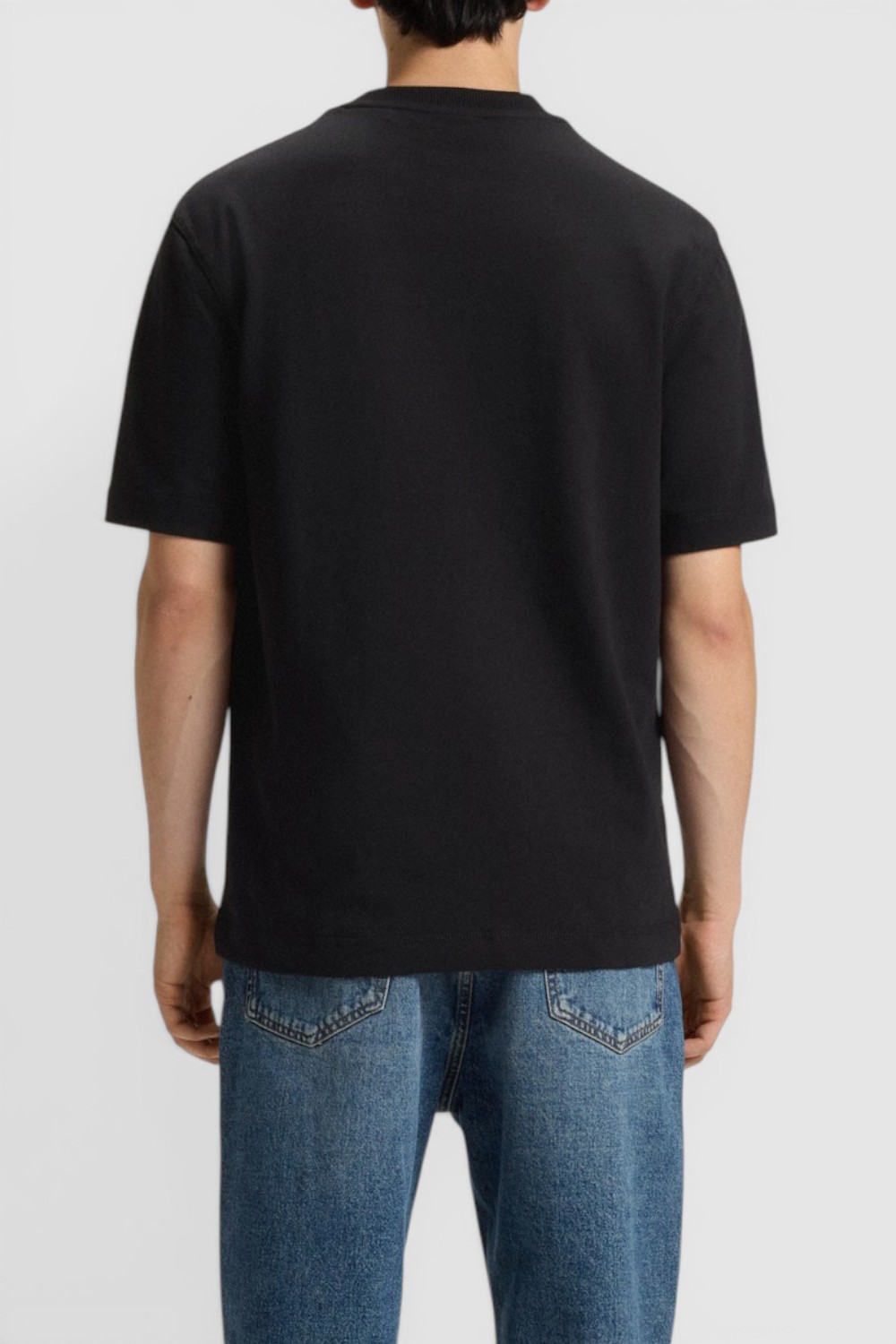 תמונת דוגמן אחורית של חולצת טי בגזרה ישרה