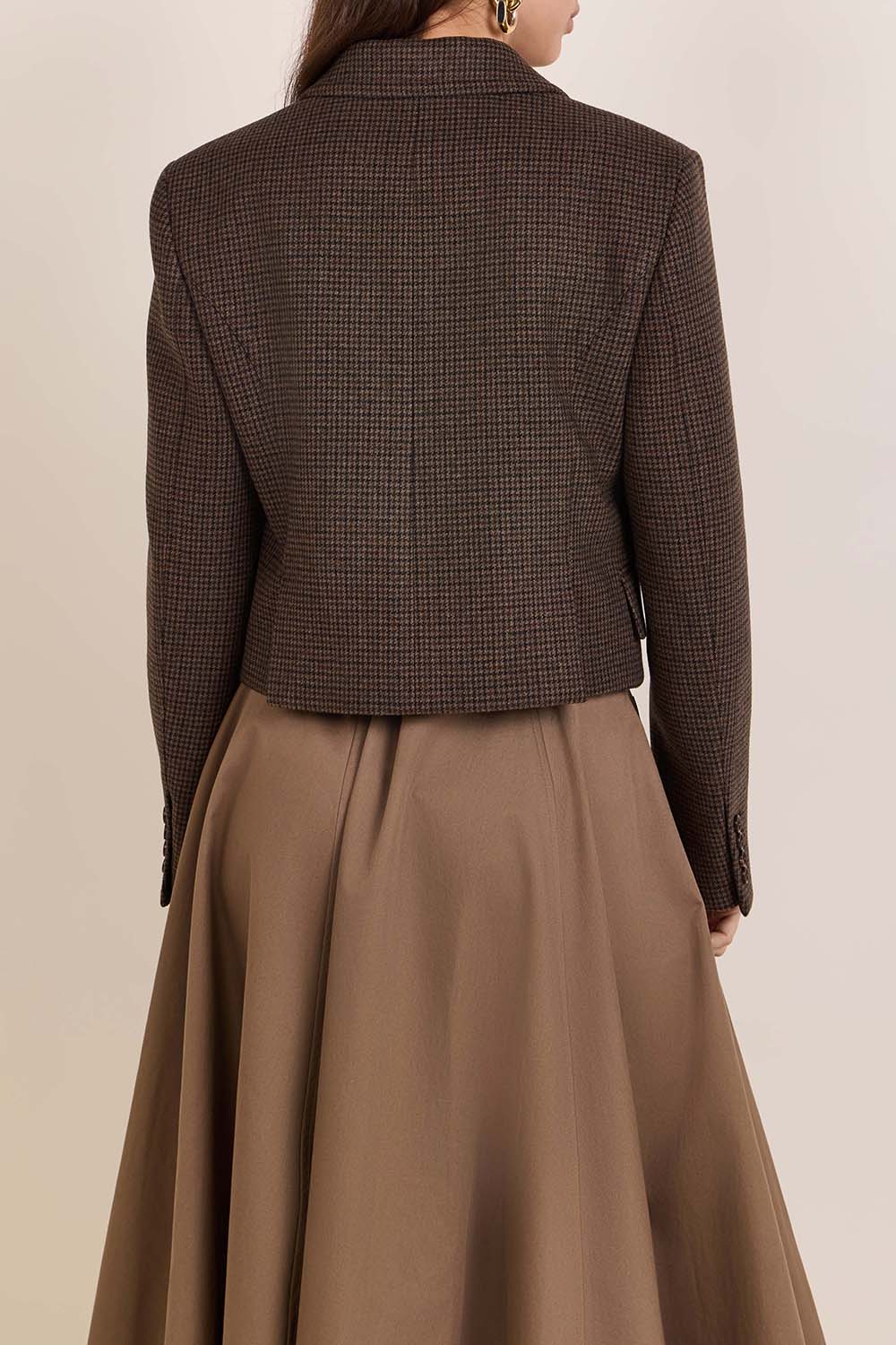 תמונת דוגמן אחורית של ז'קט צמר צמוד