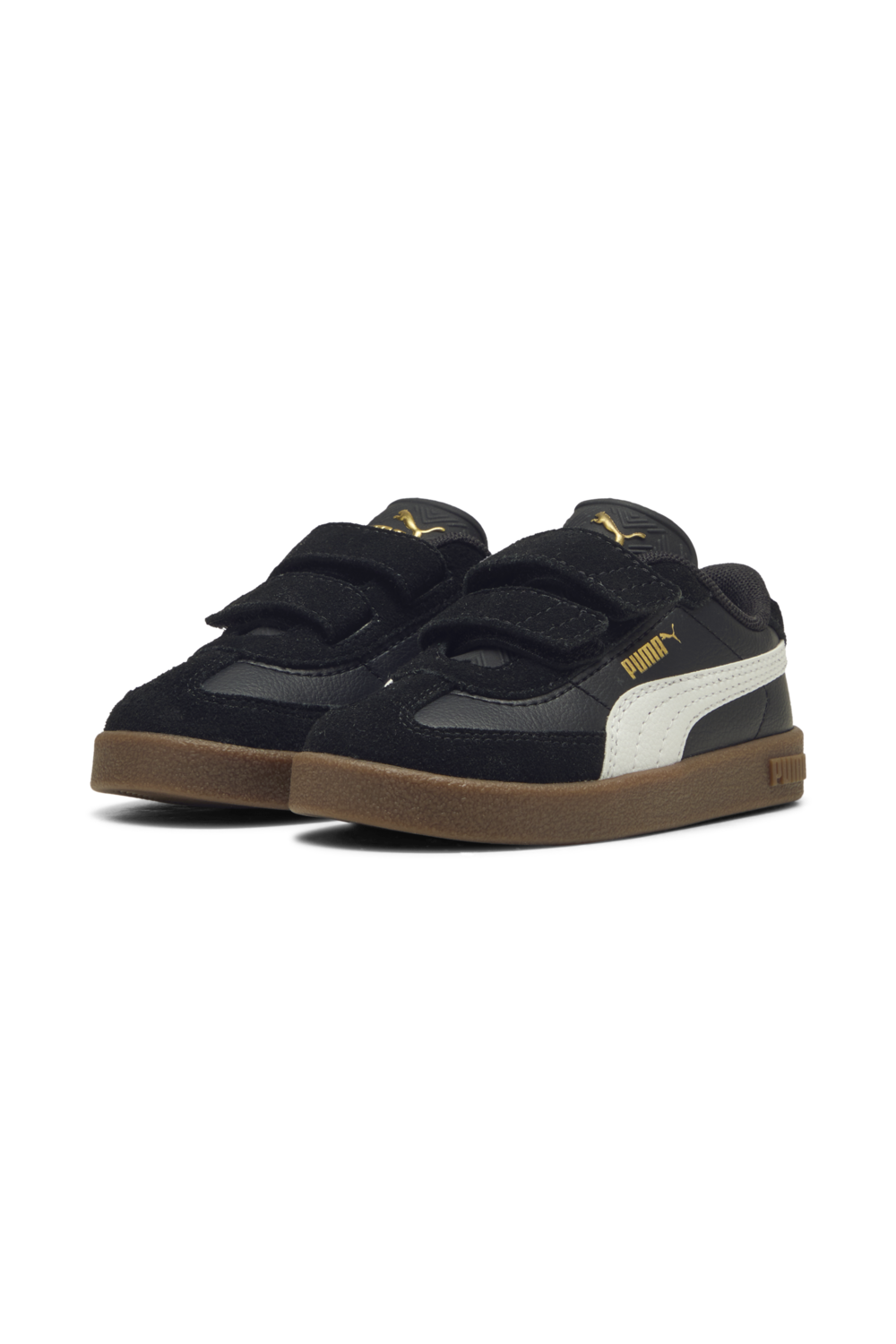 תמונת תקריב של נעלי סניקרס