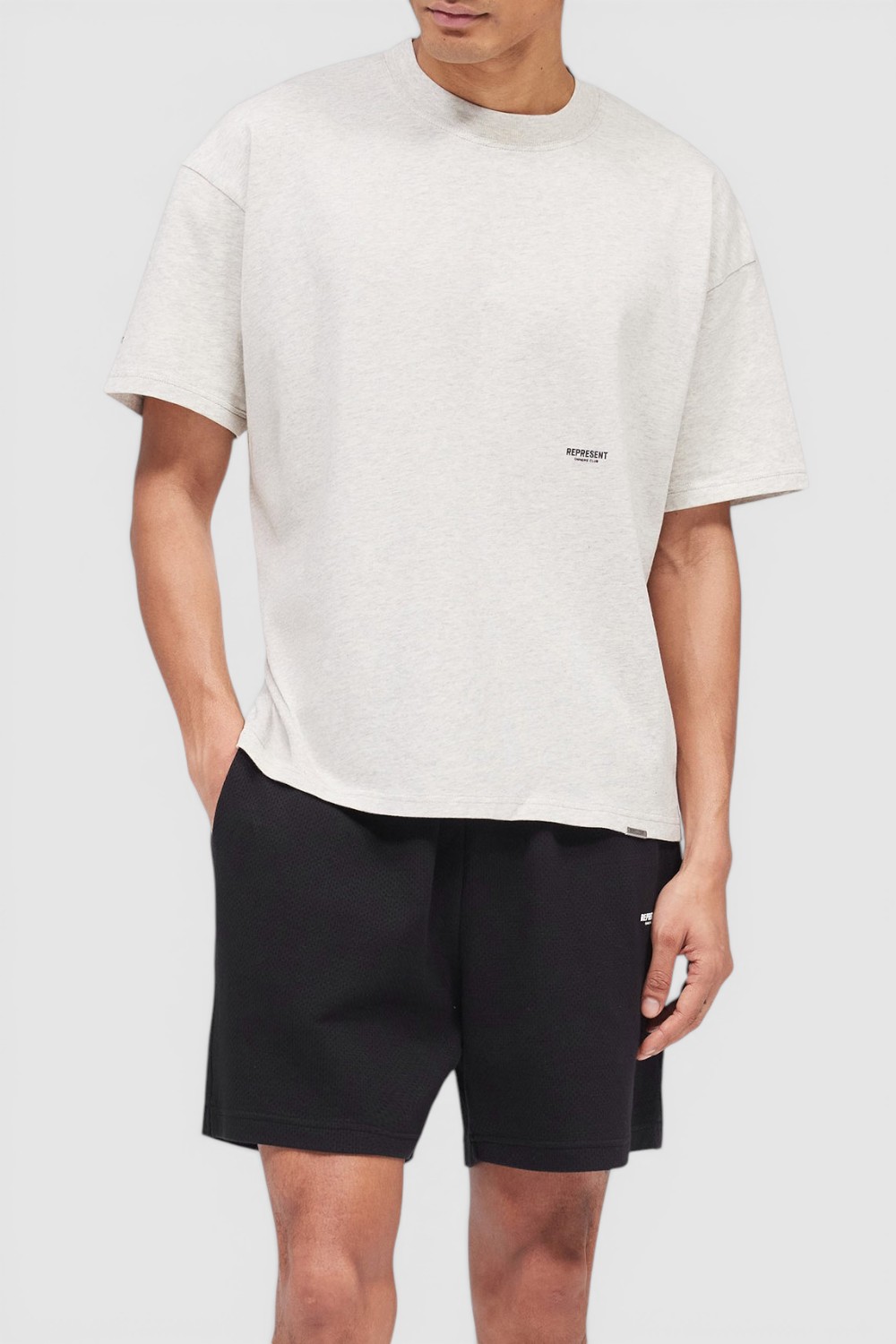 תמונת דוגמן קידמית של חולצת טי אוברסייז