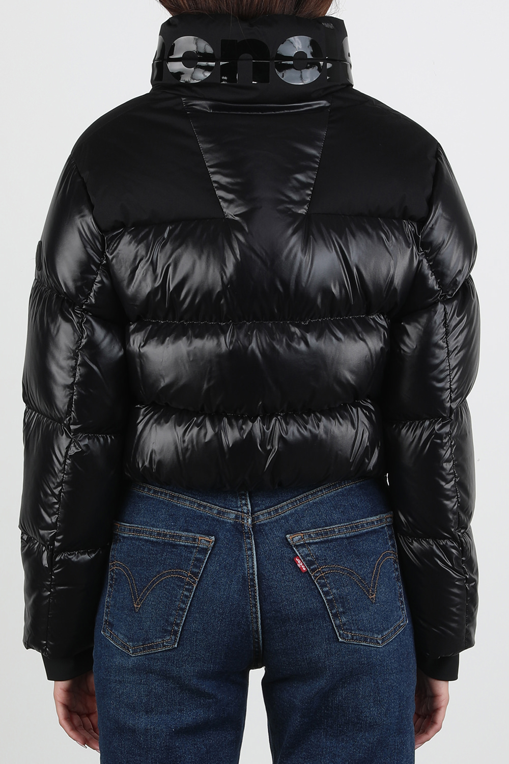 תמונת דוגמן אחורית של מעיל פאפר עם קפוצ'ון בגוון שחור מבריק