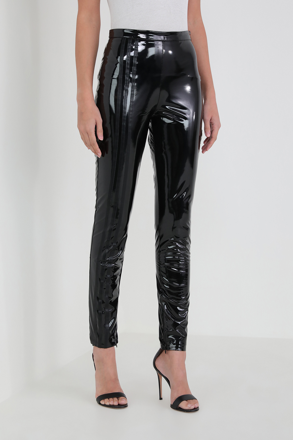 תמונת דוגמן קידמית של אייבי X אדידס מכנסי לטקס ארוכים