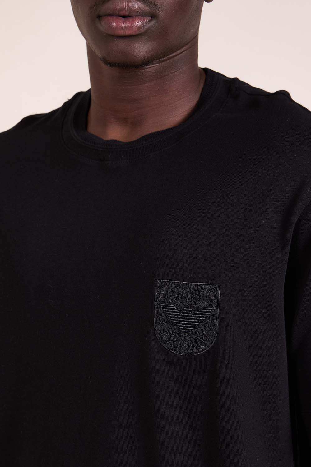 תמונת תקריב דוגמן של טישירט שרוול קצר