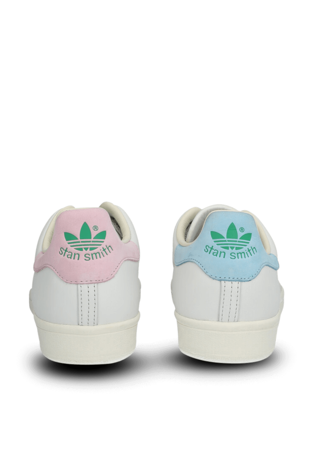 תמונת תקריב של נעלי סניקרס סטן סמית 80'