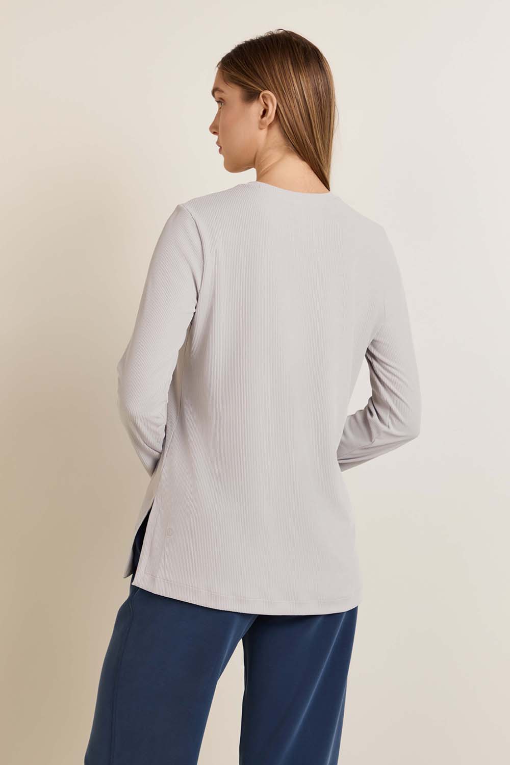 תמונת דוגמן אחורית של Ribbed Drapey Softsteme Long-Sleeve Tunic
