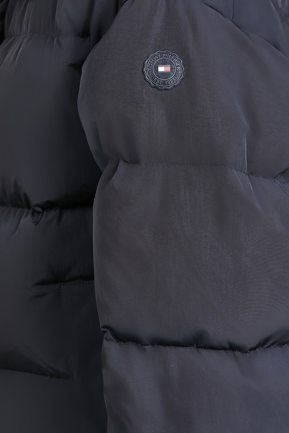 תמונת תקריב דוגמן של מעיל פוך אוברסייז