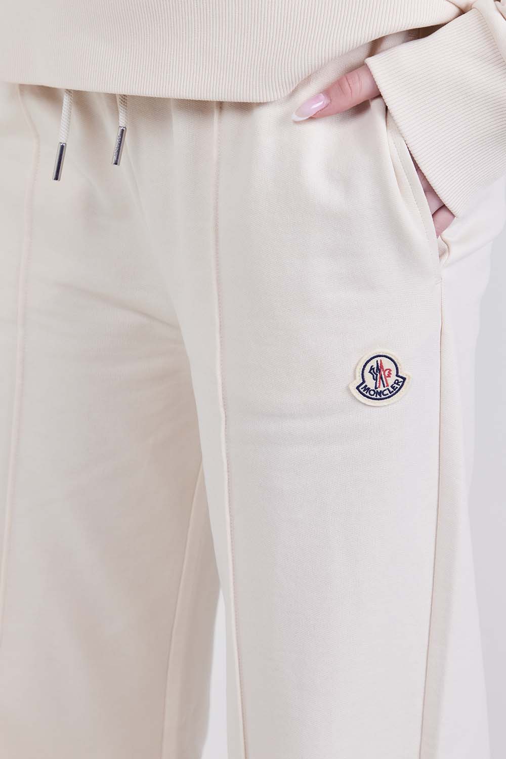 תמונת תקריב דוגמן של מכנסי ג'וגר