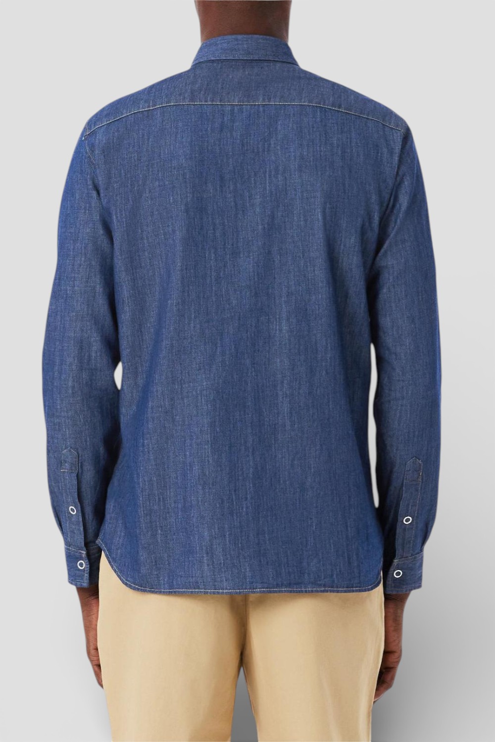 תמונת דוגמן אחורית של חולצה מכופתרת ארוכה