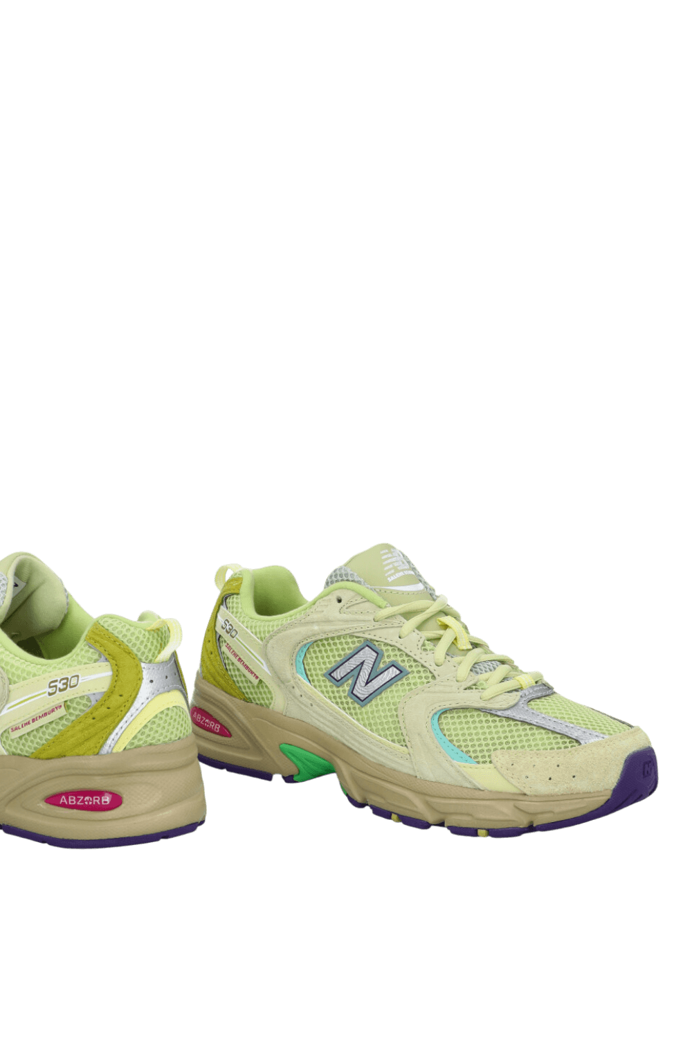 תמונת תקריב של נעלי סניקרס 530