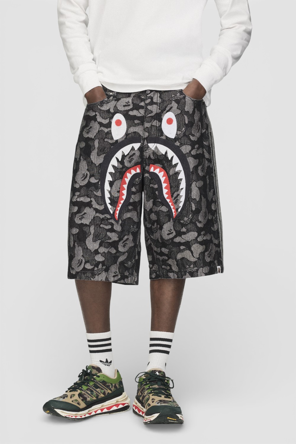 תמונת דוגמן קידמית של מכנסי ג'ינס קצרים אדידס X בייפ