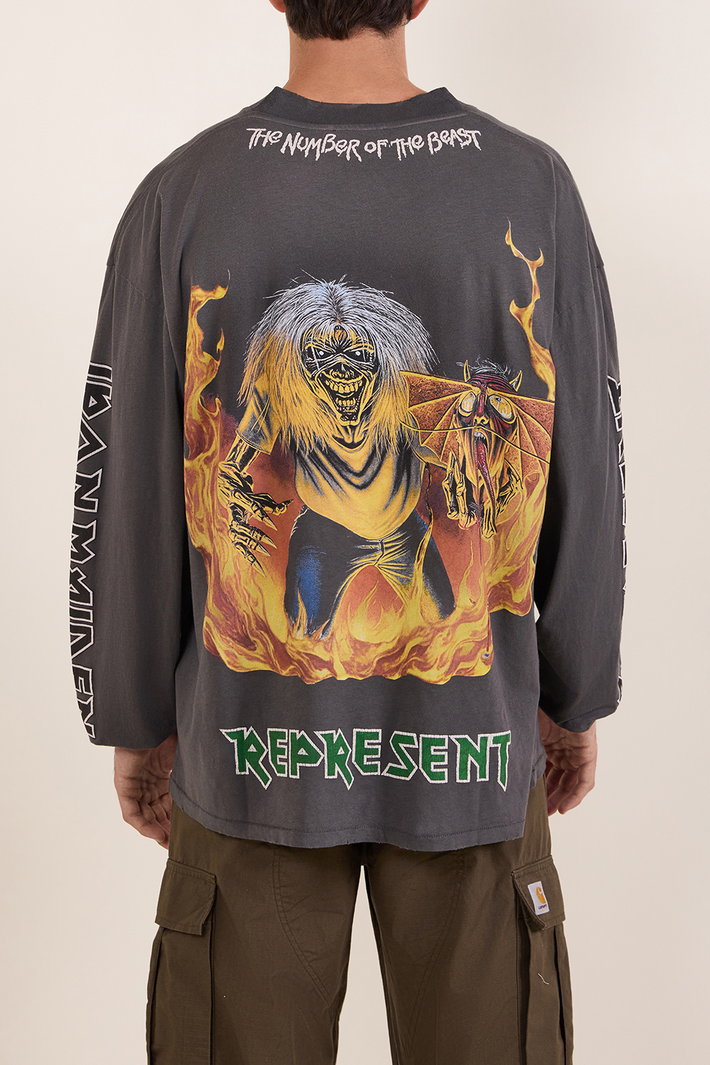 תמונת תקריב דוגמן של חולצת טי ארוכה במהדורת 50 שנה לאיירון מיידן