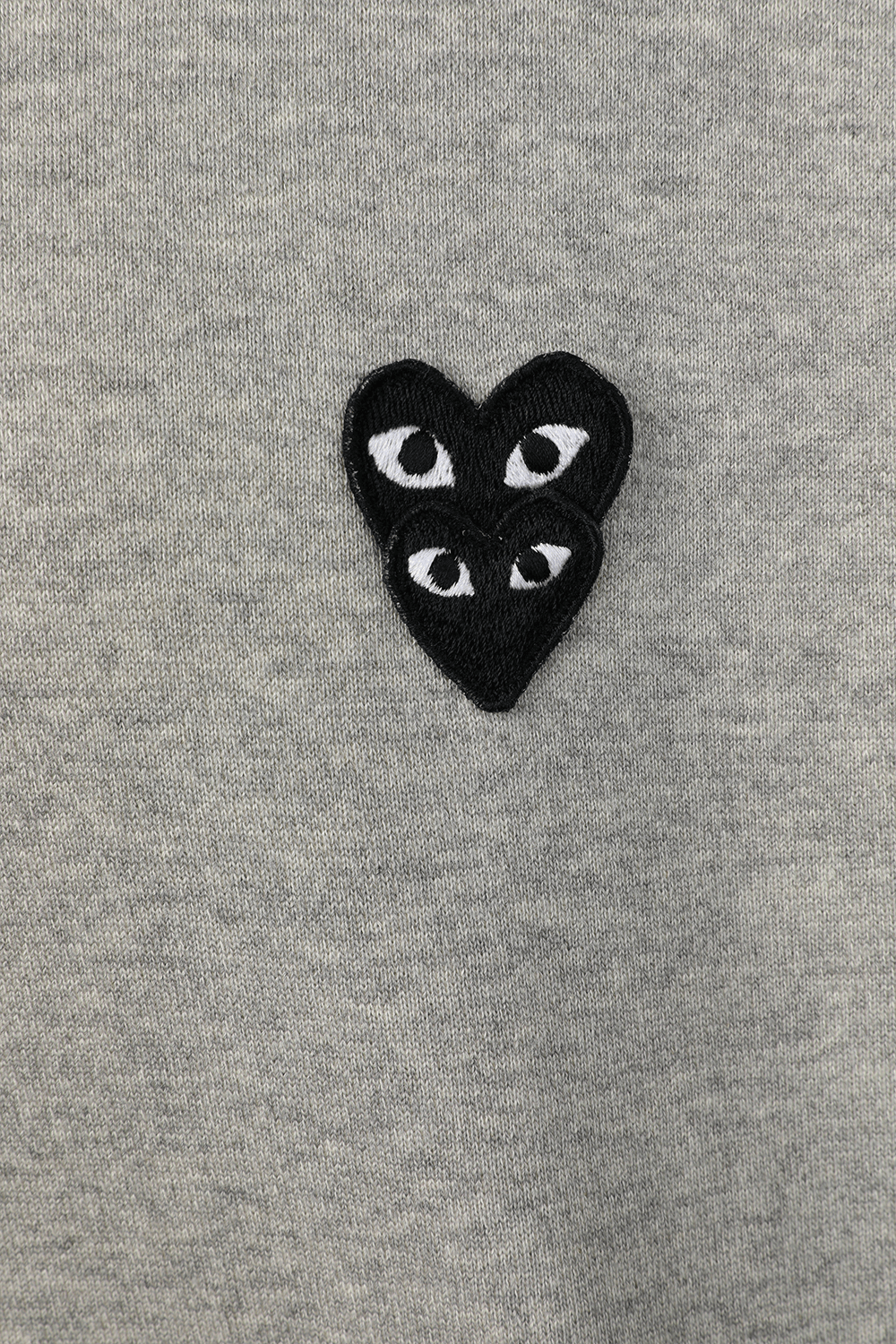 תמונה אחורית של סווטשירט קפוצ'ון עם לוגו לבבות