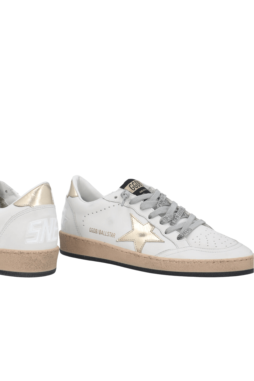 תמונת תקריב של נעלי סניקרס בולסטאר