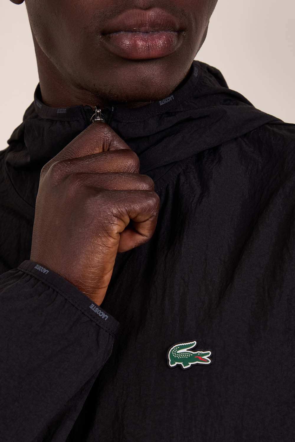 תמונת תקריב דוגמן של ז'קט קפוצ'ון