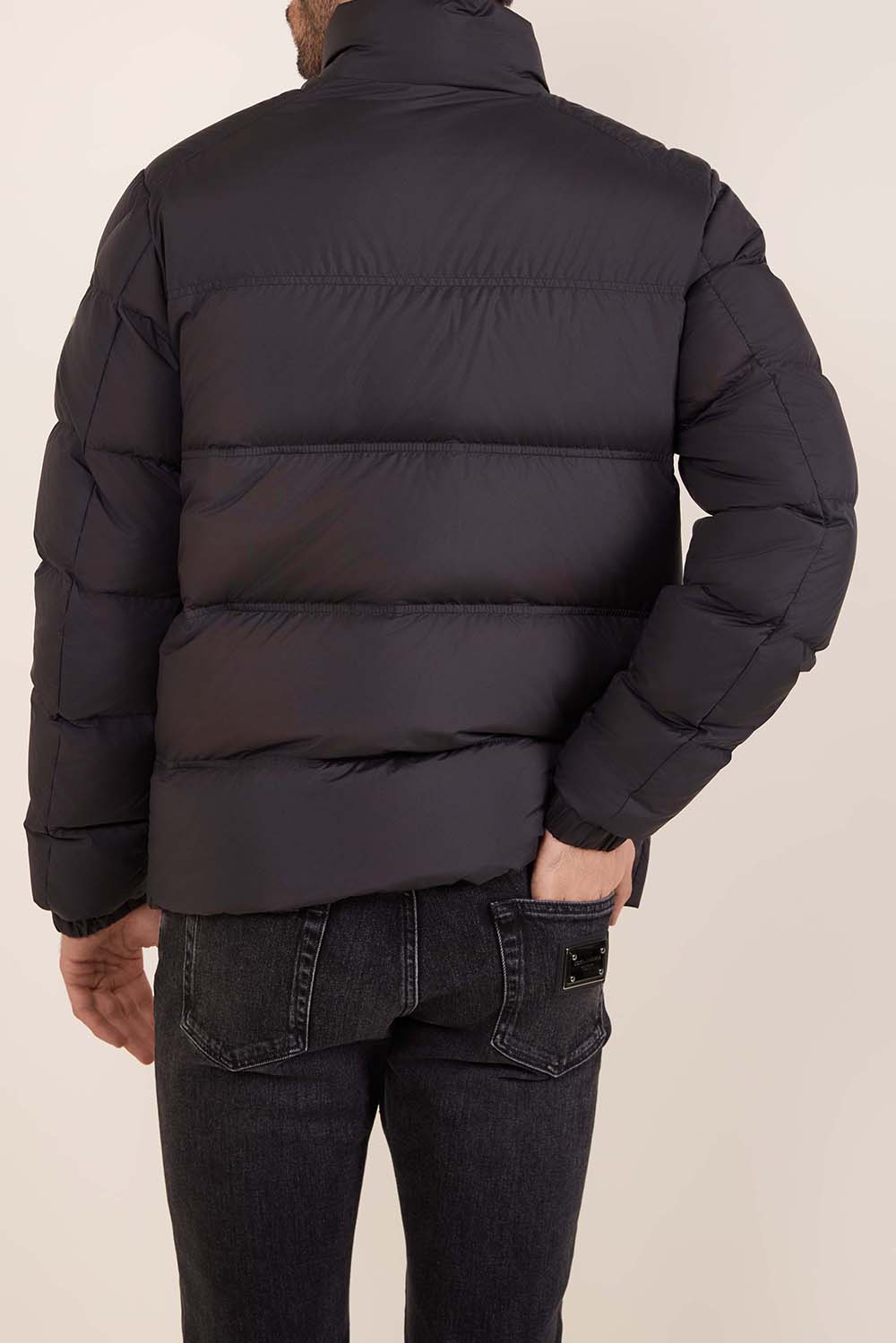 תמונת דוגמן אחורית של מעיל פוך