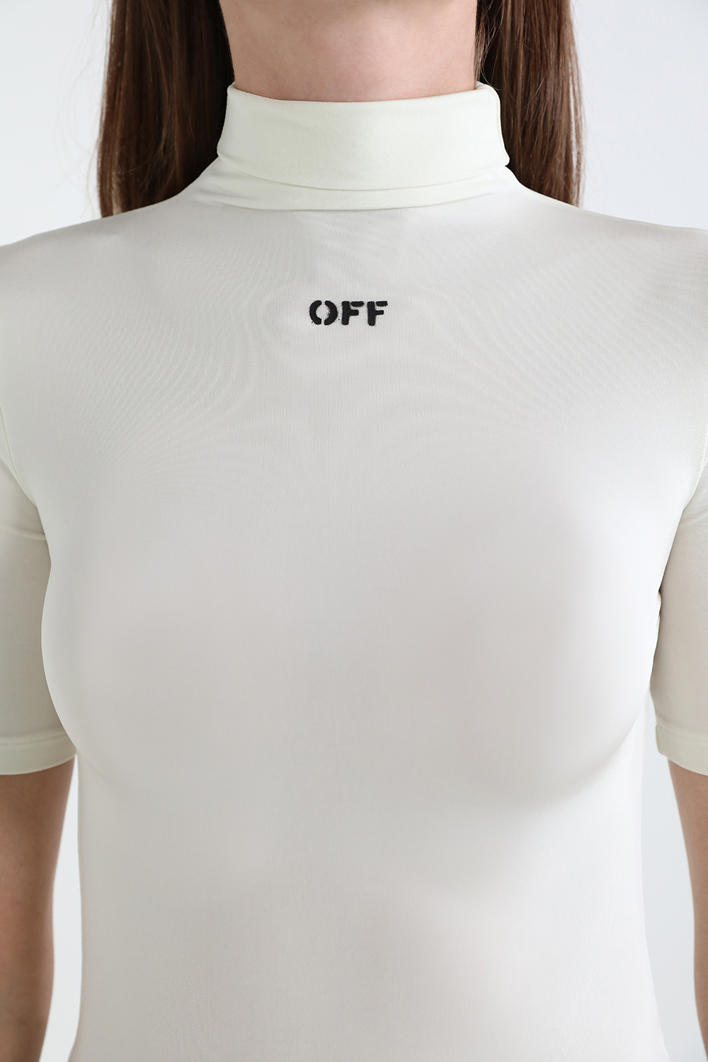 תמונת תקריב דוגמן של חולצת גולף קצרה