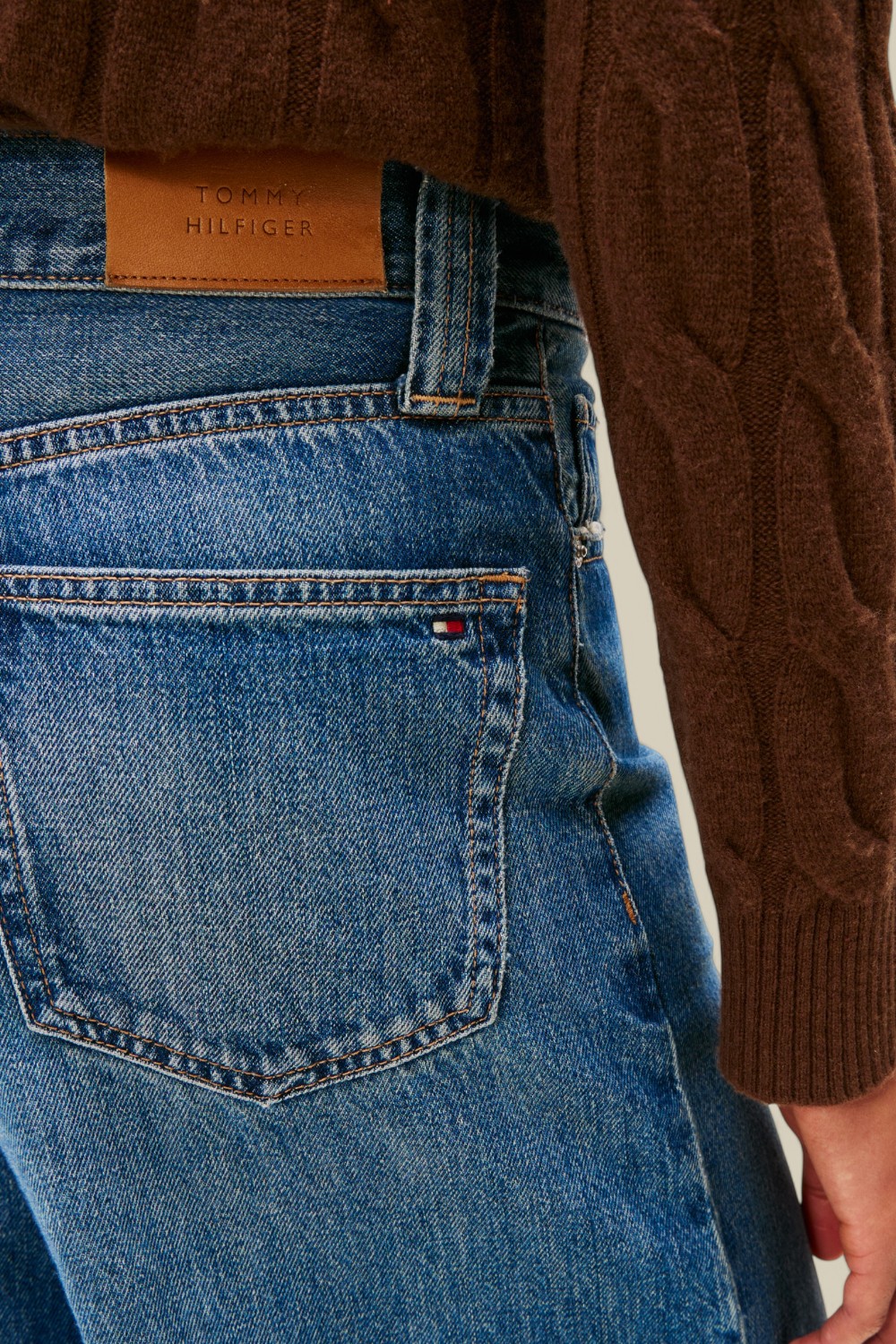 תמונת תקריב דוגמן של מכנסי ג'ינס בגזרה מתרחבת