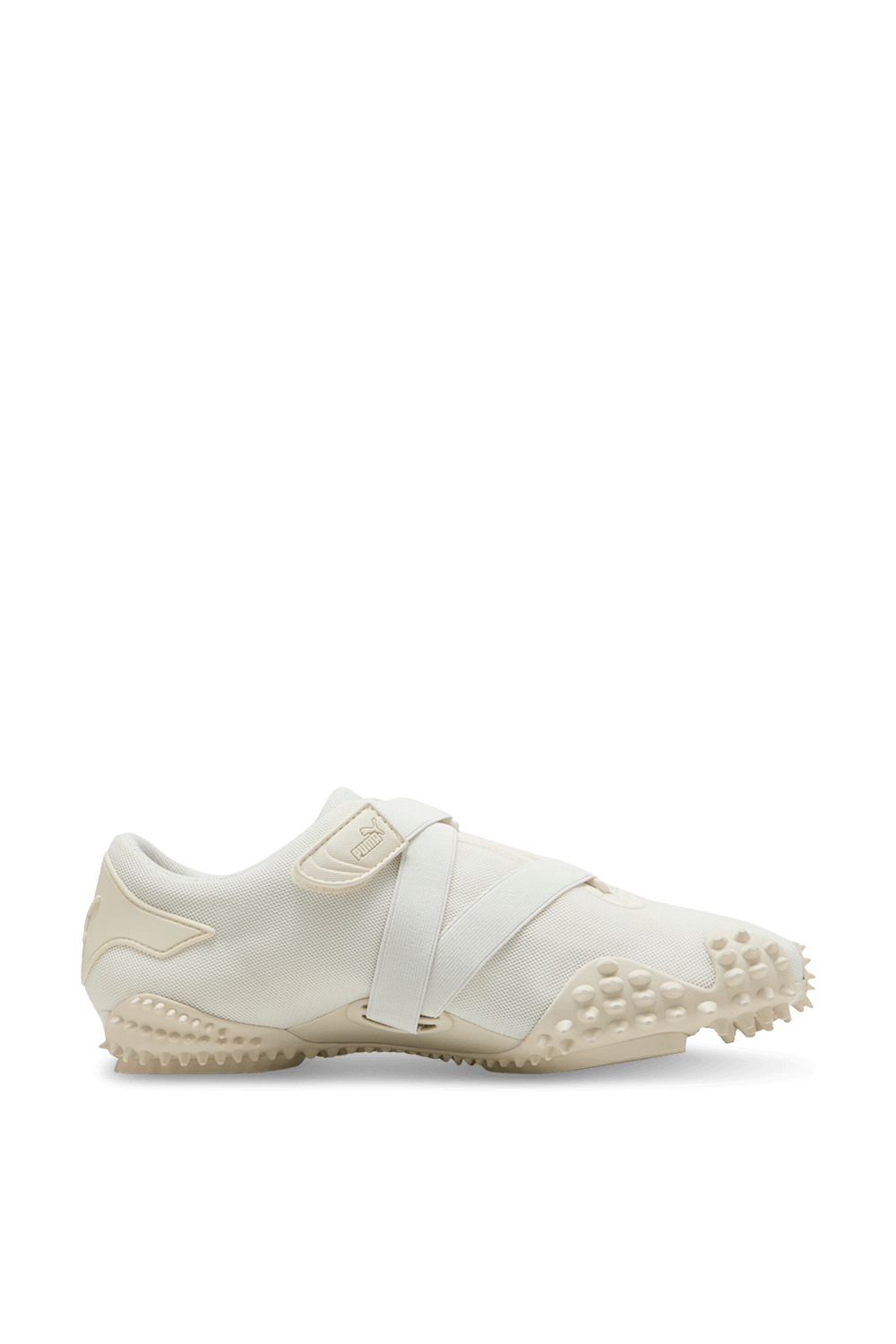 תמונה קידמית של נעלי סניקרס מוסטרו