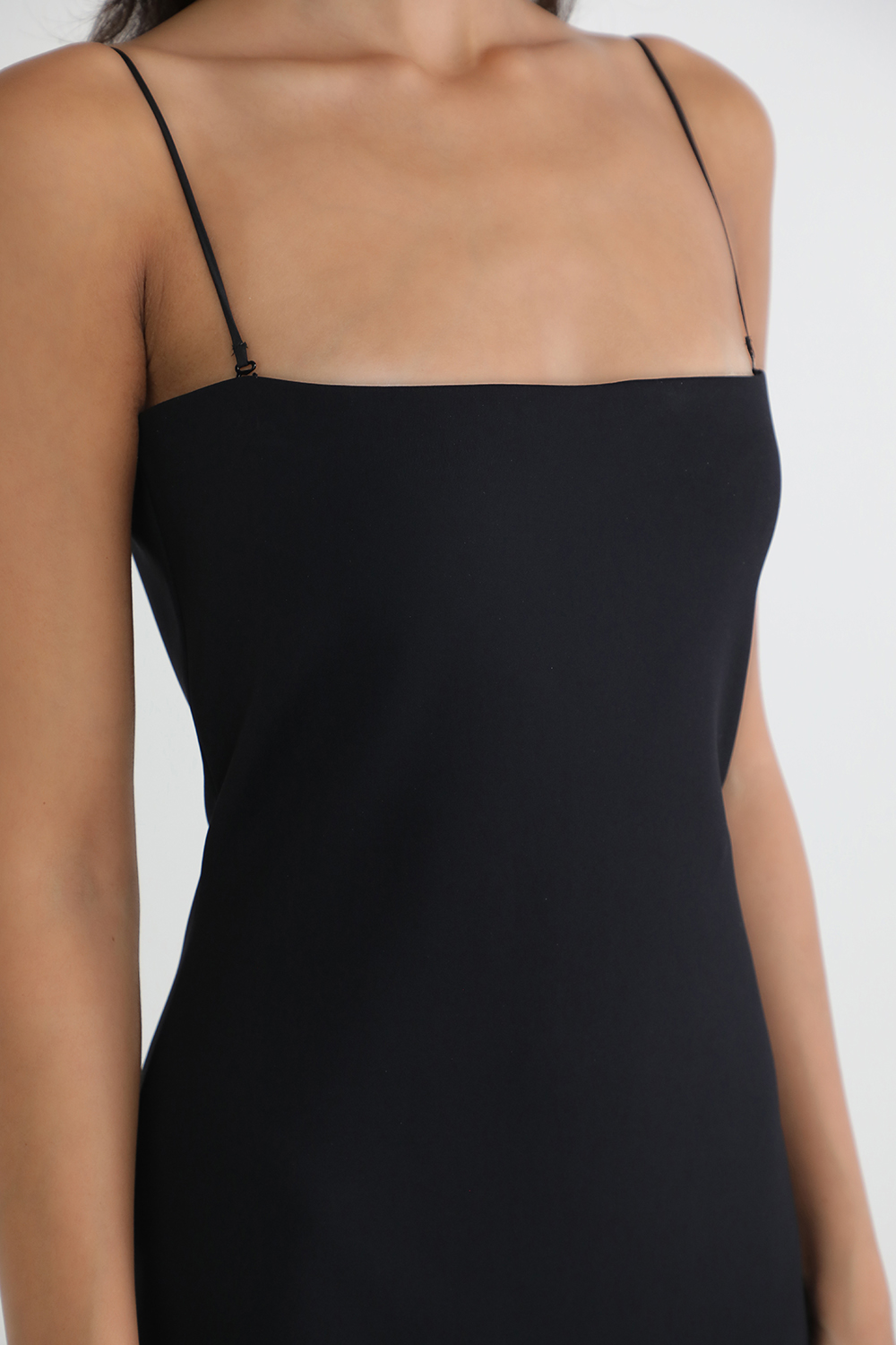 תמונת תקריב דוגמן של שמלת מקסי שחורה