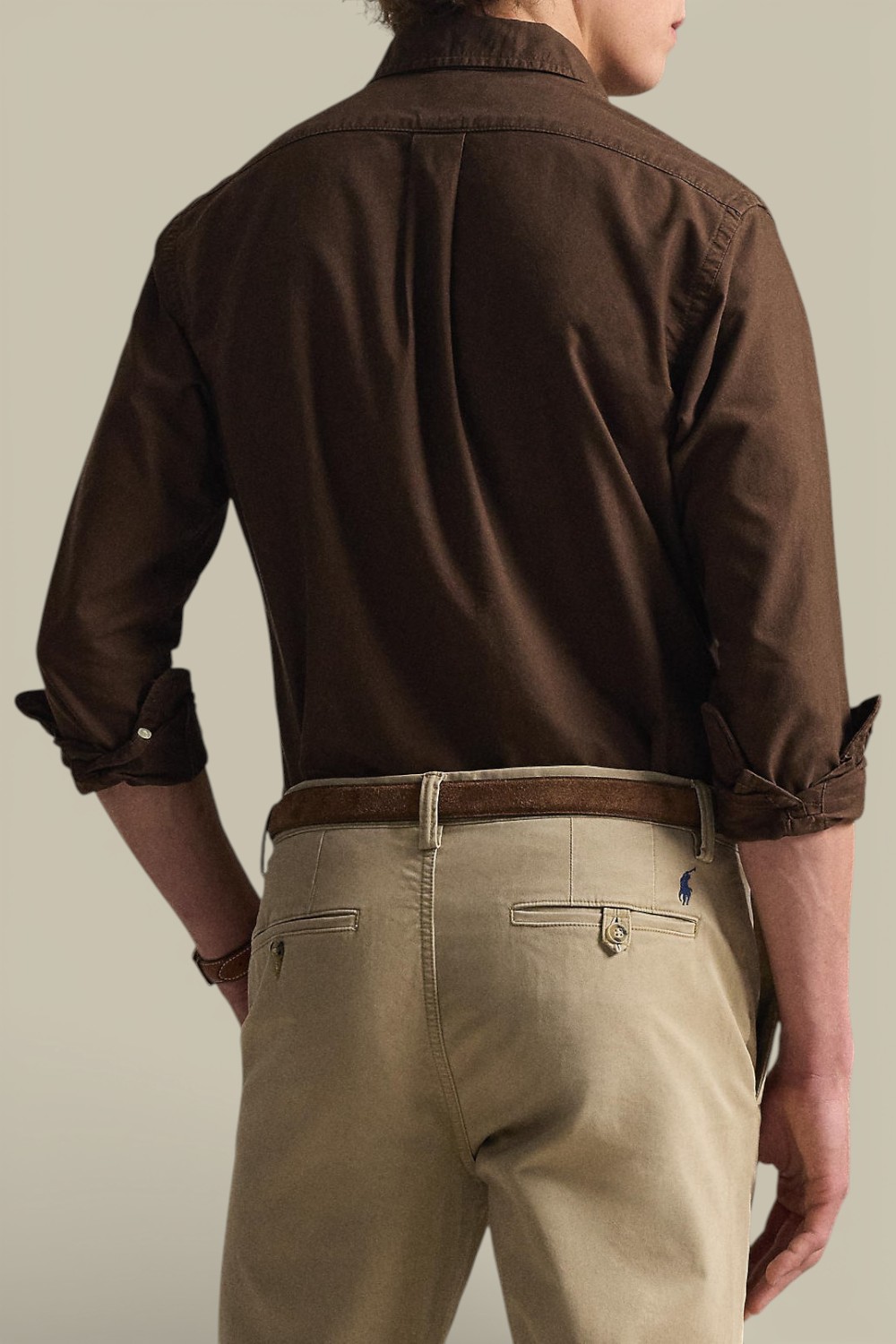 תמונת דוגמן אחורית של חולצה מכופתרת ארוכה