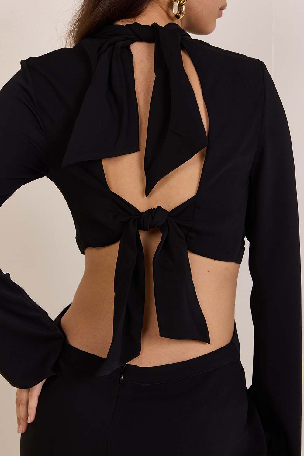 תמונת תקריב דוגמן של שמלת קאט אאוט