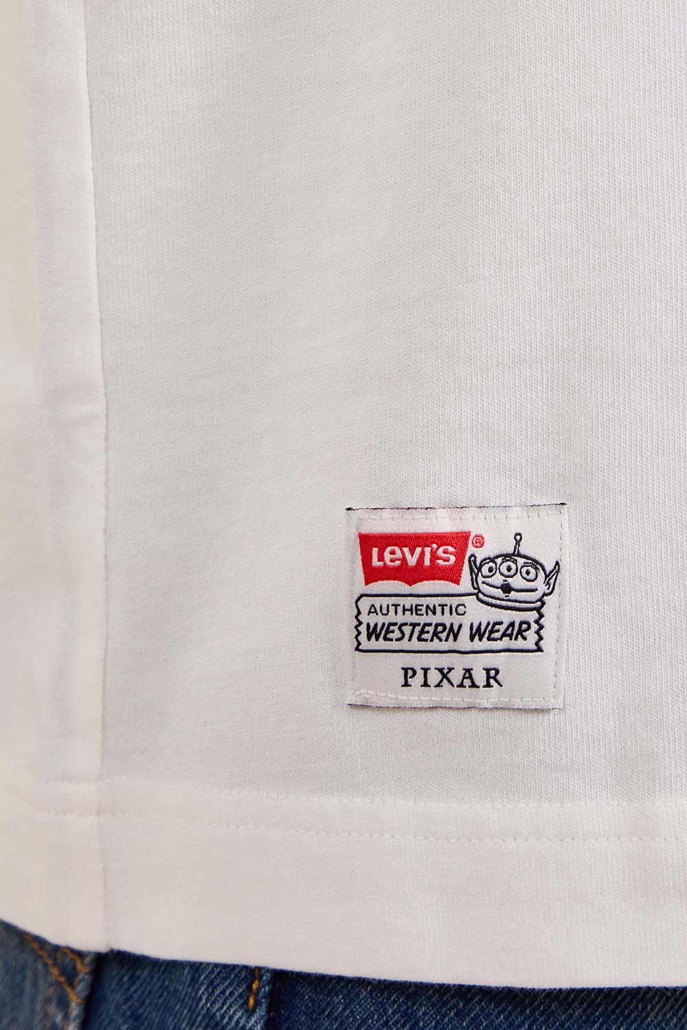 תמונת תקריב דוגמן של ליוויס X צעצוע של סיפור חולצת טי