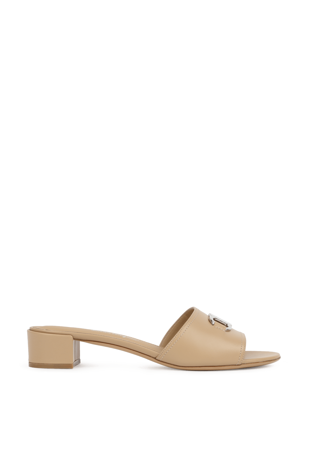 תמונה קידמית של סנדלי גנצ'יני מעור בניוד